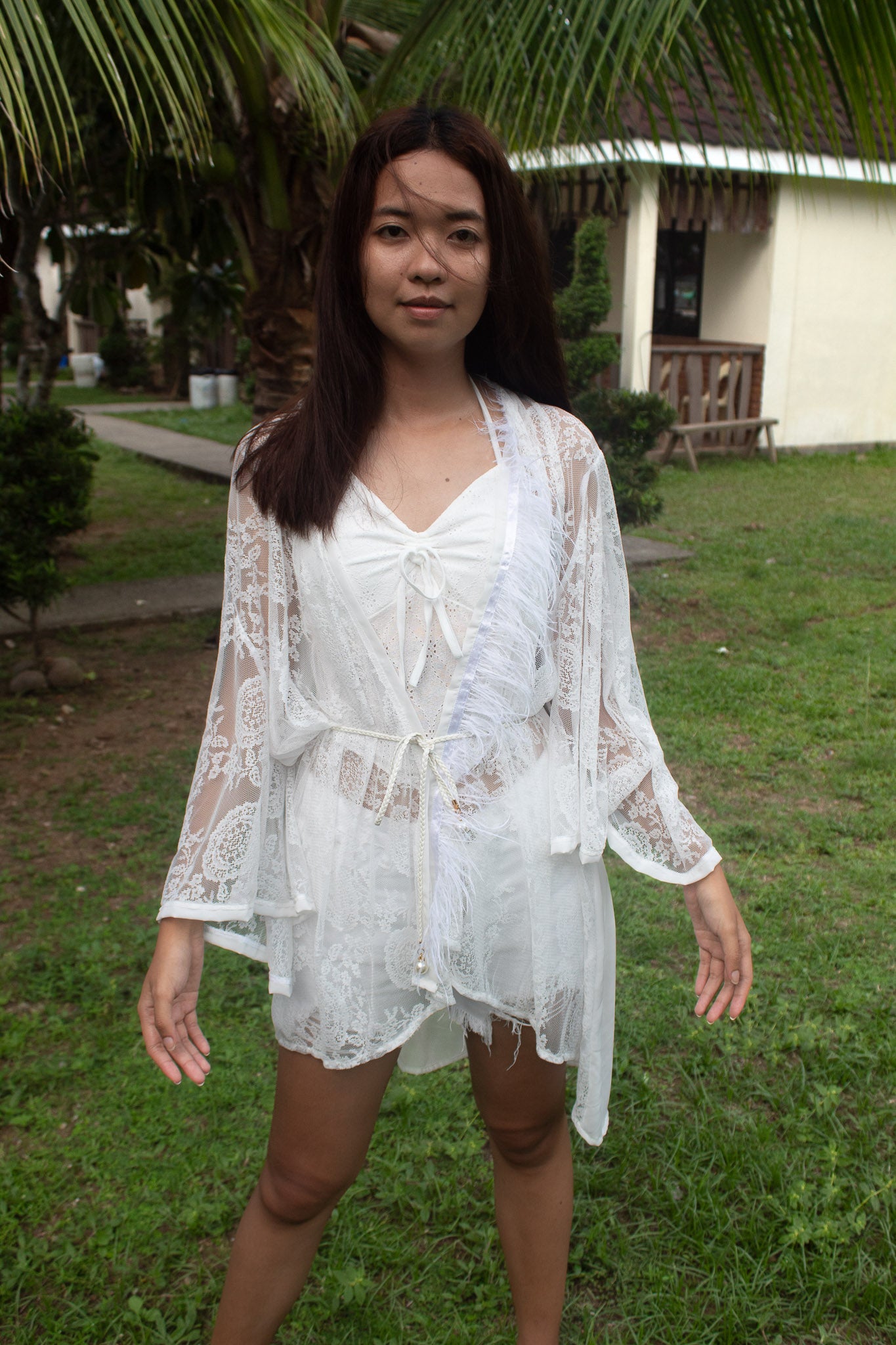 ✦ Snow Plume – Federbesetzter weißer Spitzenkimono mit transparentem Chiffonrücken