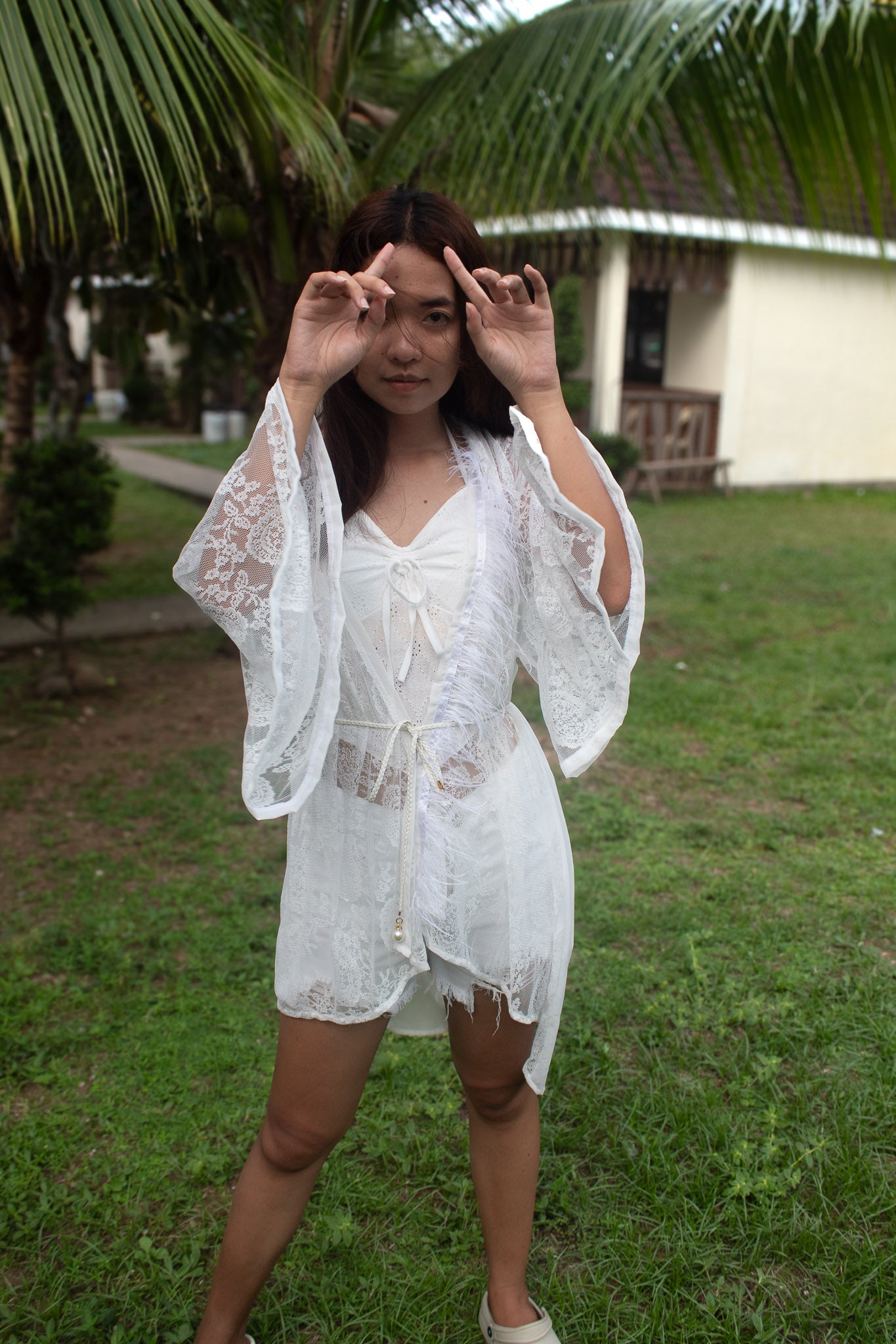 ✦ Snow Plume – Federbesetzter weißer Spitzenkimono mit transparentem Chiffonrücken