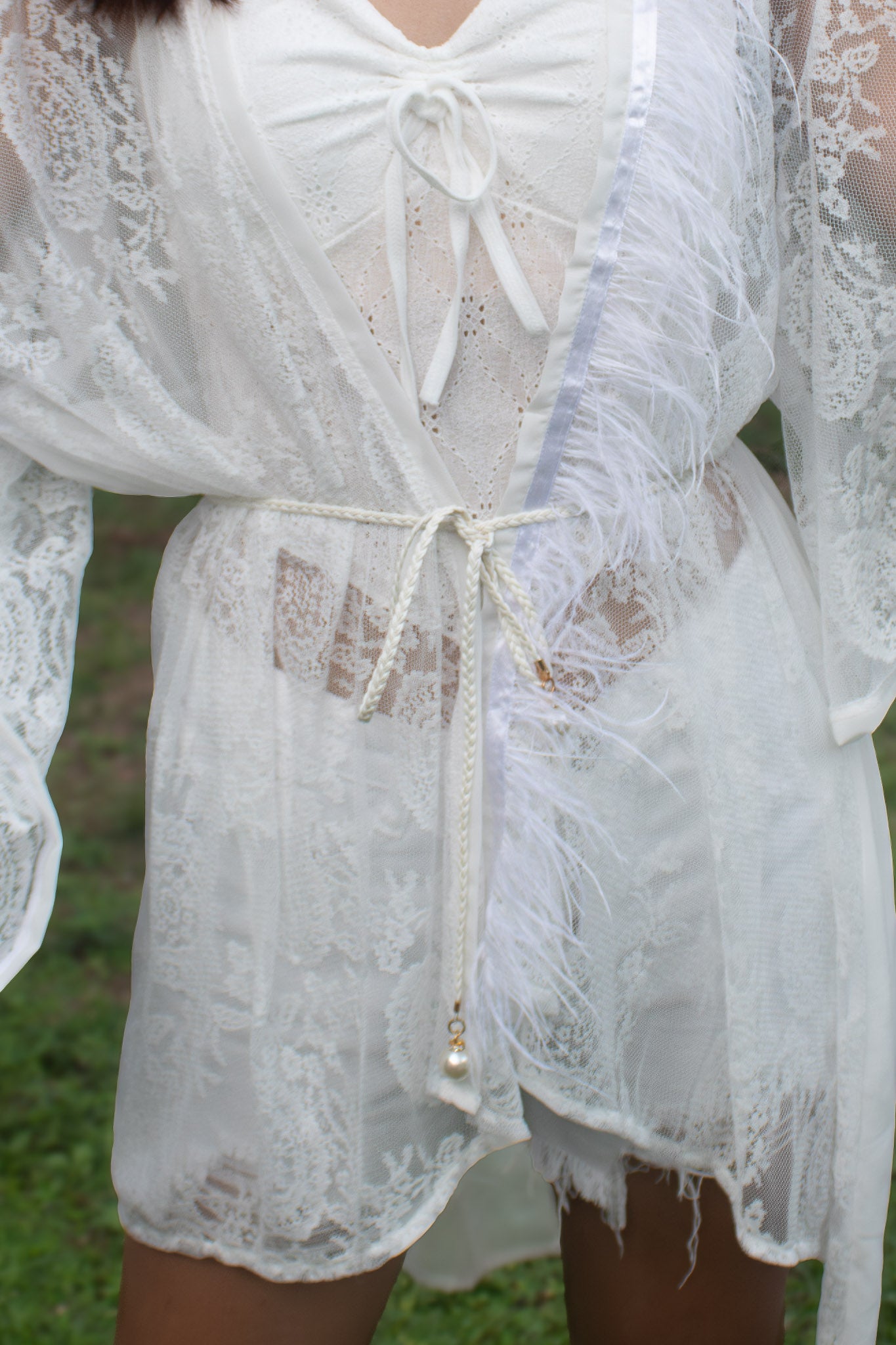 ✦ Snow Plume – Federbesetzter weißer Spitzenkimono mit transparentem Chiffonrücken