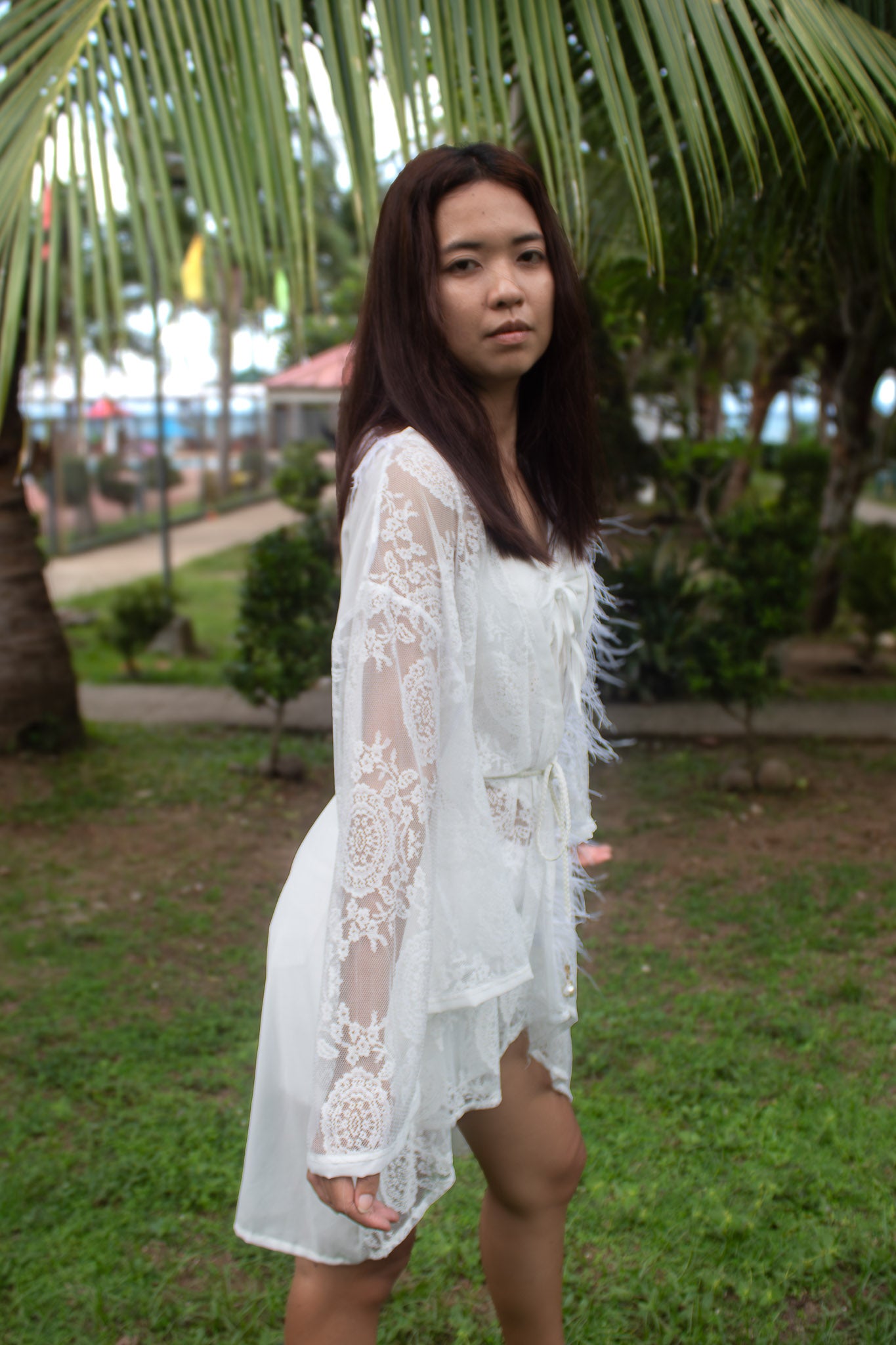 ✦ Snow Plume – Federbesetzter weißer Spitzenkimono mit transparentem Chiffonrücken
