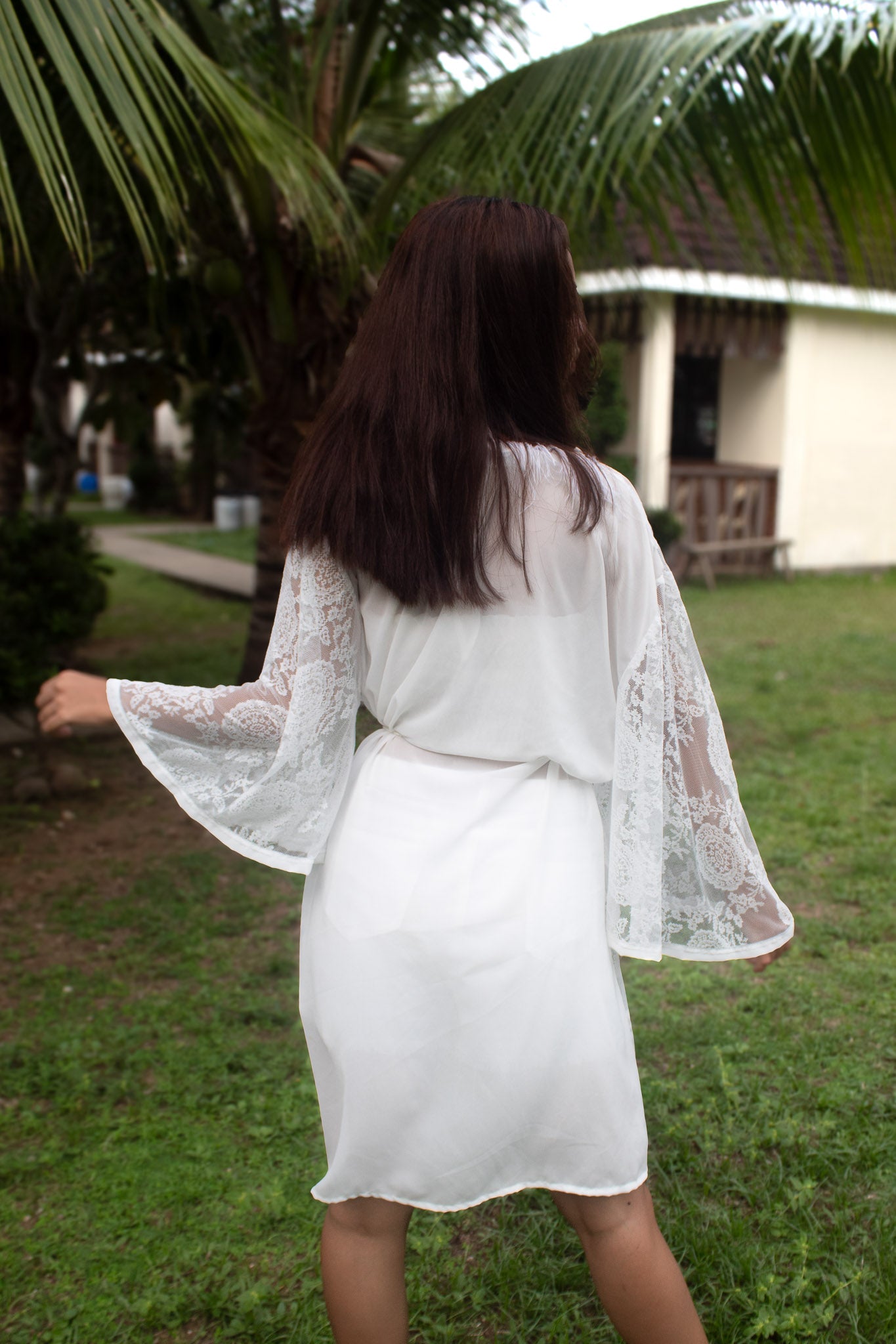✦ Snow Plume – Federbesetzter weißer Spitzenkimono mit transparentem Chiffonrücken