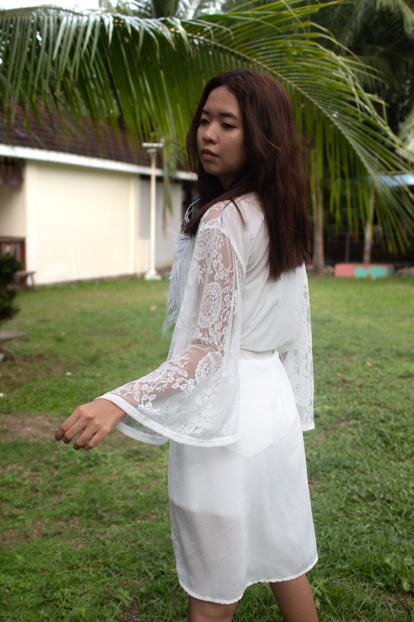 ✦ Snow Plume – Federbesetzter weißer Spitzenkimono mit transparentem Chiffonrücken