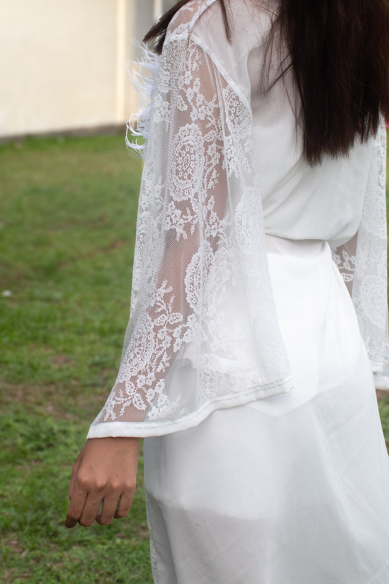 ✦ Snow Plume – Federbesetzter weißer Spitzenkimono mit transparentem Chiffonrücken