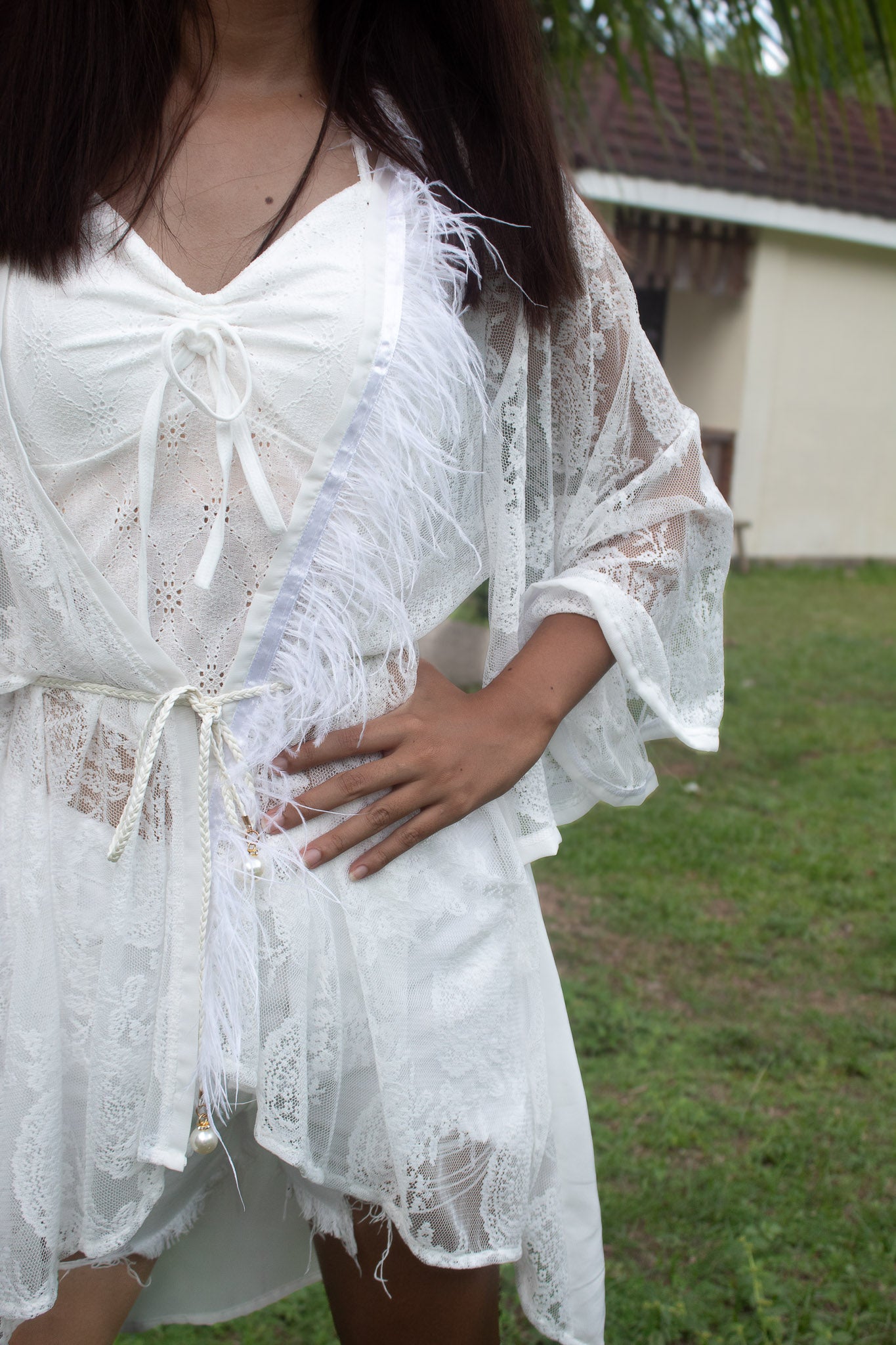 ✦ Snow Plume – Federbesetzter weißer Spitzenkimono mit transparentem Chiffonrücken