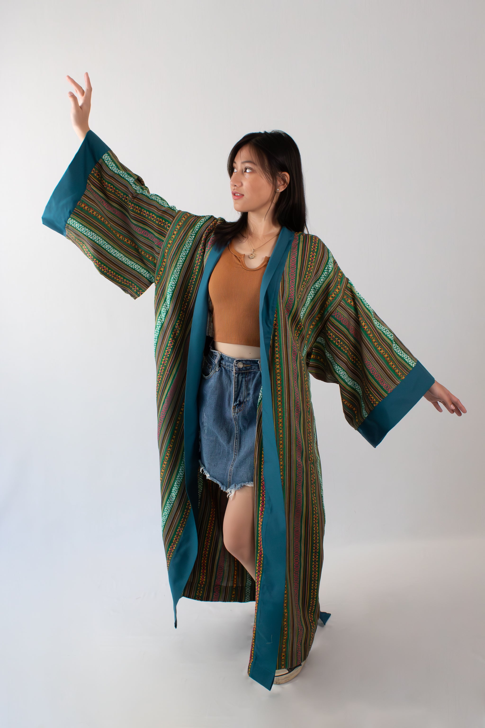 ✦ Ethnischer, grün gewebter Kimono – „Luntiang Living“