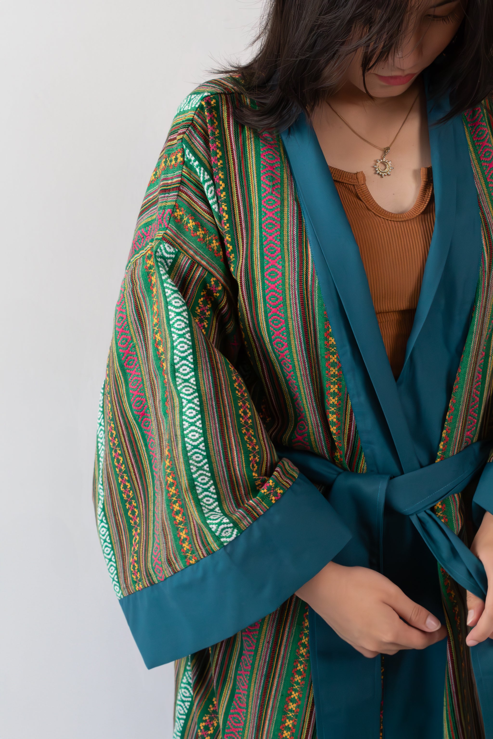 ✦ Ethnischer, grün gewebter Kimono – „Luntiang Living“