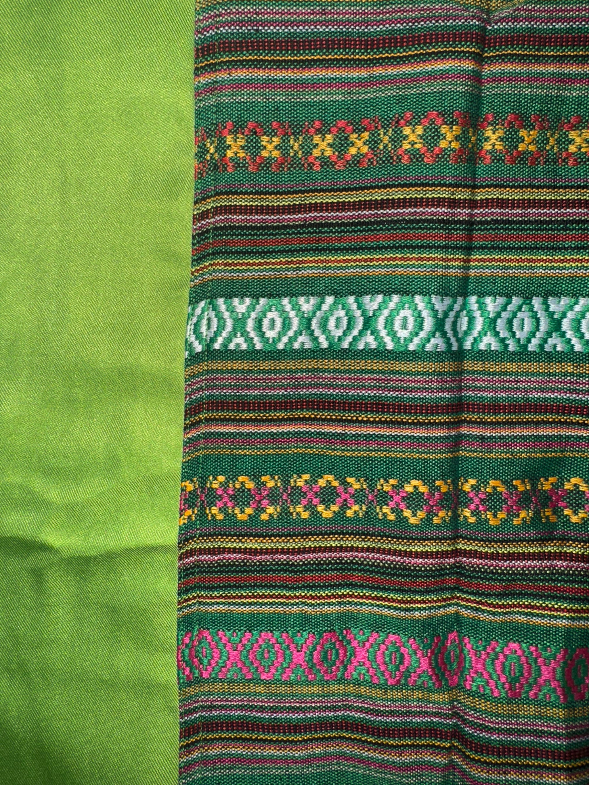 ✦ Ethnischer, grün gewebter Kimono – „Luntiang Living“