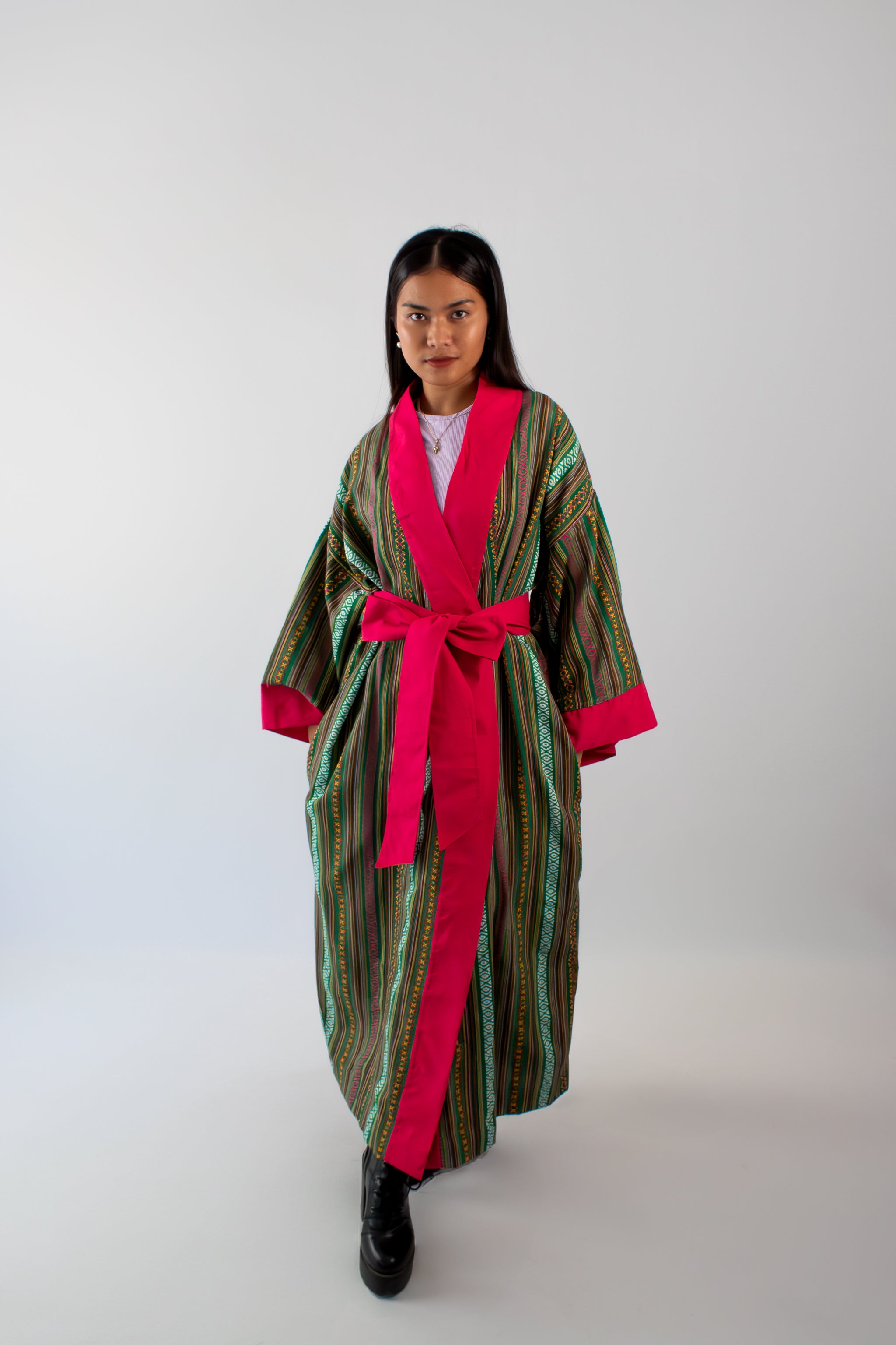 ✦ Ethnischer, grün gewebter Kimono – „Luntiang Living“
