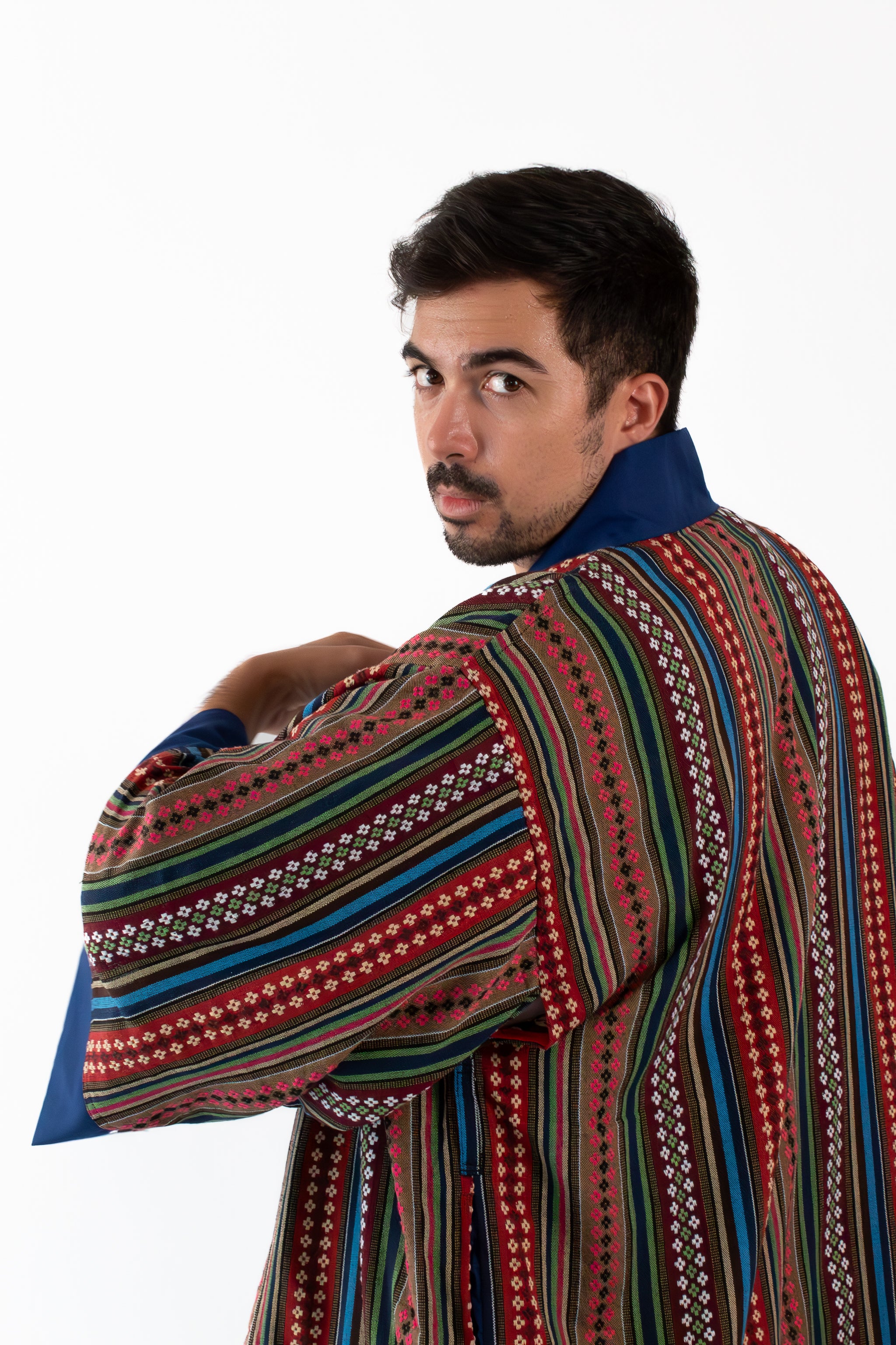 ✦ Quiapo-Wandbild – Philippinischer ethnischer Kimono mit lebendigem gewebtem Kreuzmuster