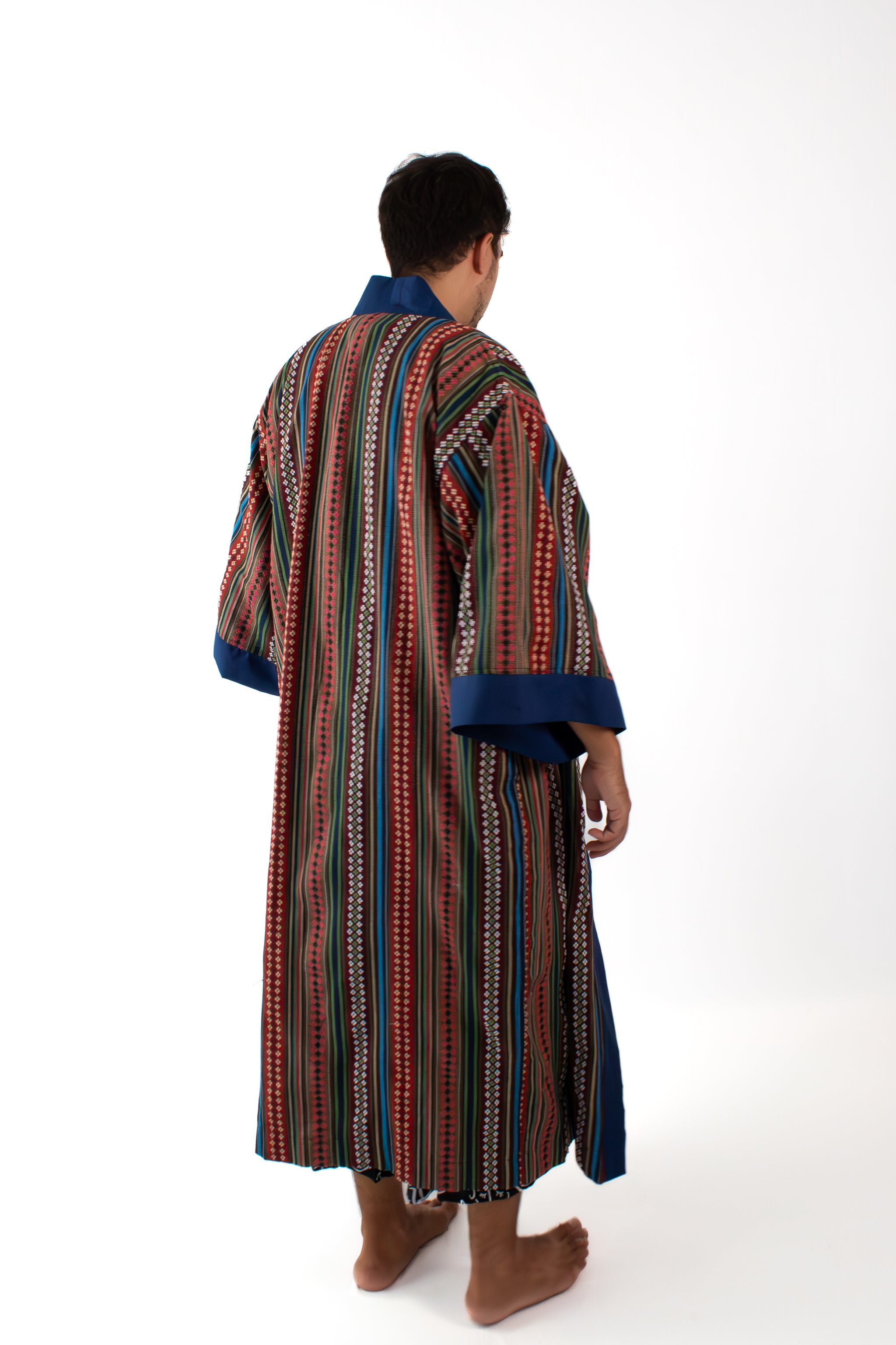 ✦ Quiapo-Wandbild – Philippinischer ethnischer Kimono mit lebendigem gewebtem Kreuzmuster
