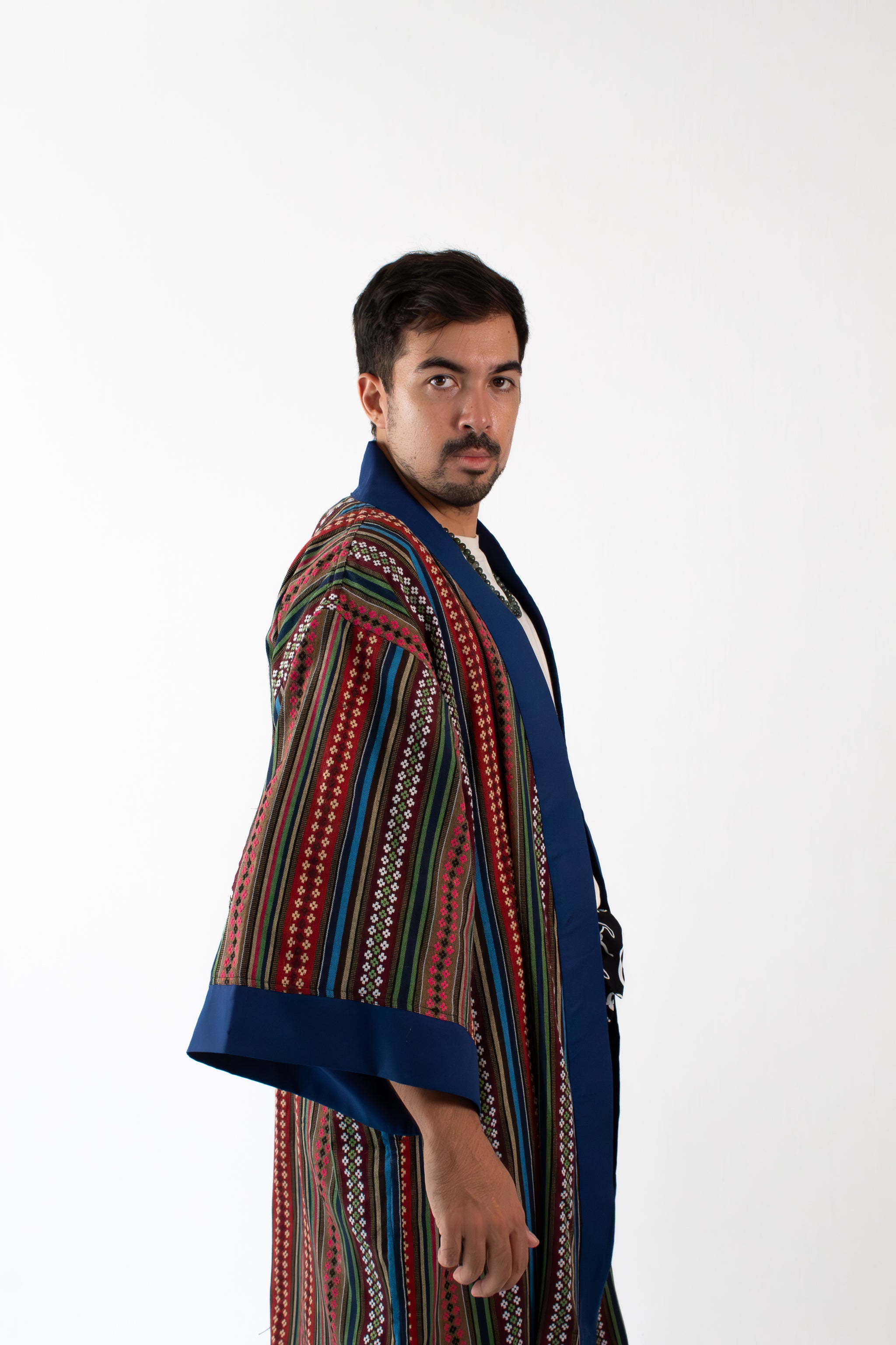 ✦ Quiapo-Wandbild – Philippinischer ethnischer Kimono mit lebendigem gewebtem Kreuzmuster