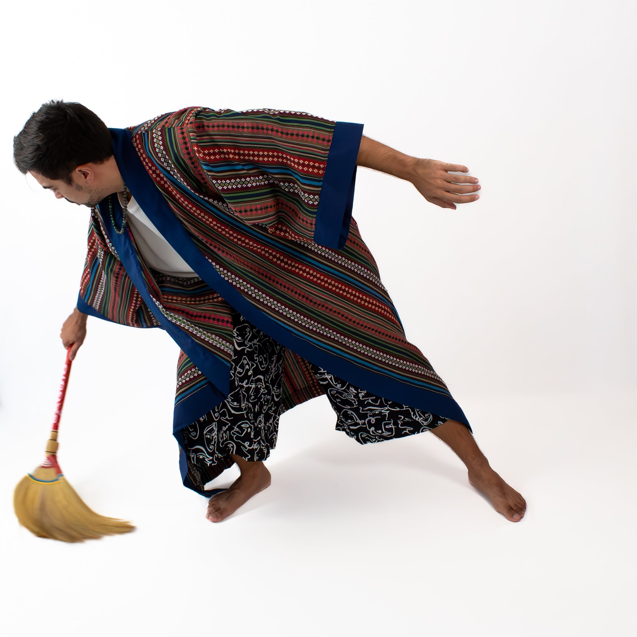 ✦ Quiapo-Wandbild – Philippinischer ethnischer Kimono mit lebendigem gewebtem Kreuzmuster