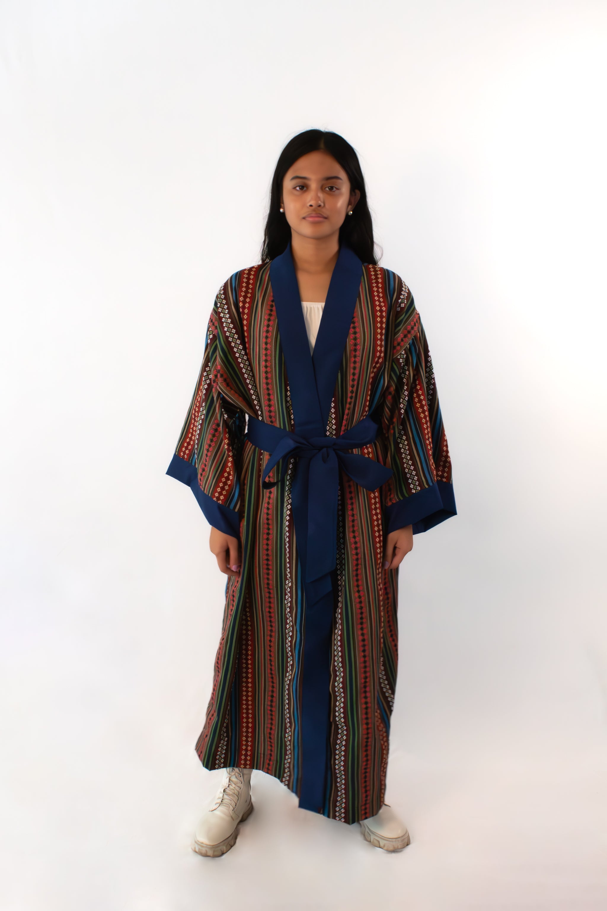 ✦ Quiapo-Wandbild – Philippinischer ethnischer Kimono mit lebendigem gewebtem Kreuzmuster