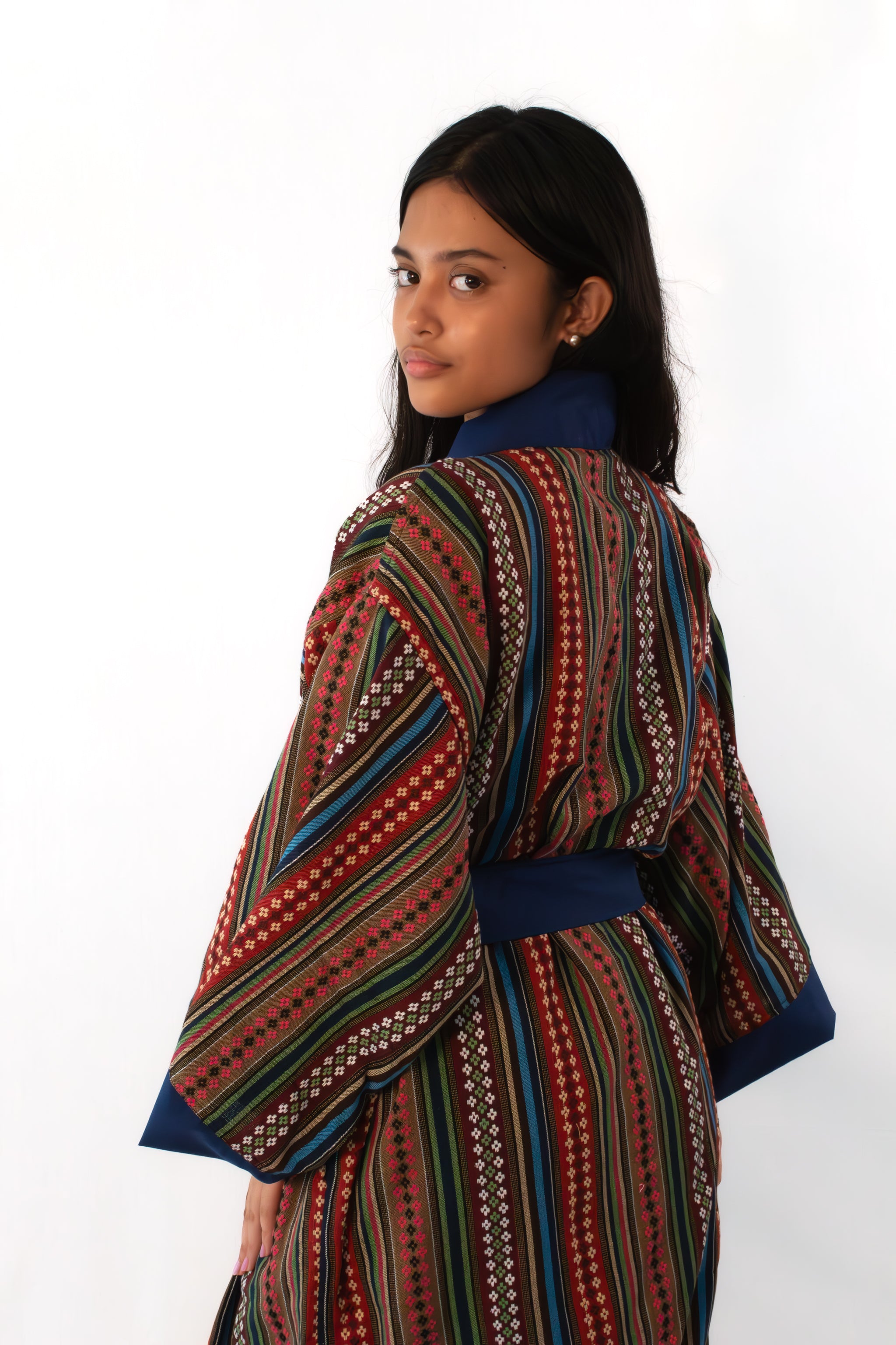 ✦ Quiapo-Wandbild – Philippinischer ethnischer Kimono mit lebendigem gewebtem Kreuzmuster