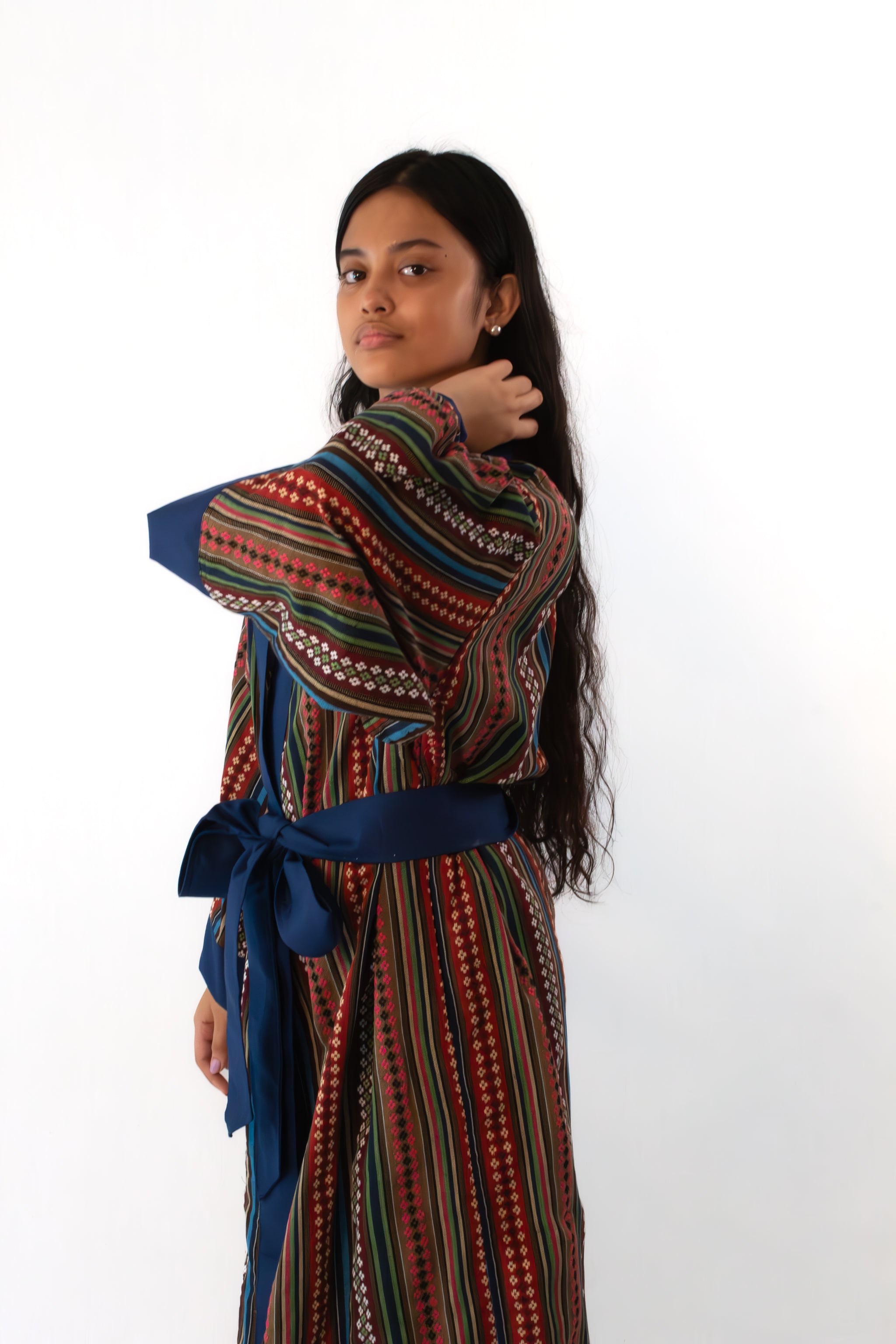 ✦ Quiapo-Wandbild – Philippinischer ethnischer Kimono mit lebendigem gewebtem Kreuzmuster