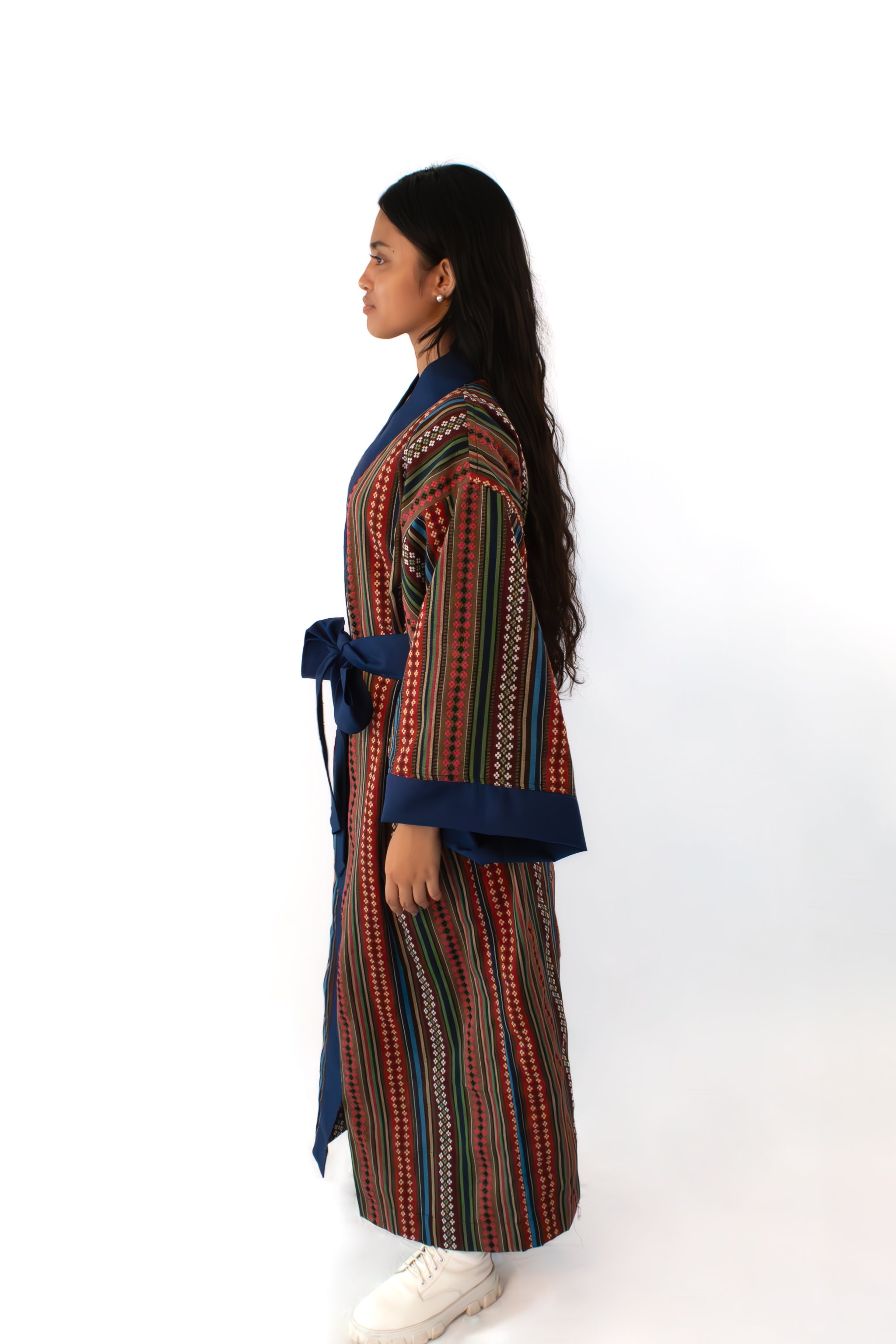 ✦ Quiapo-Wandbild – Philippinischer ethnischer Kimono mit lebendigem gewebtem Kreuzmuster