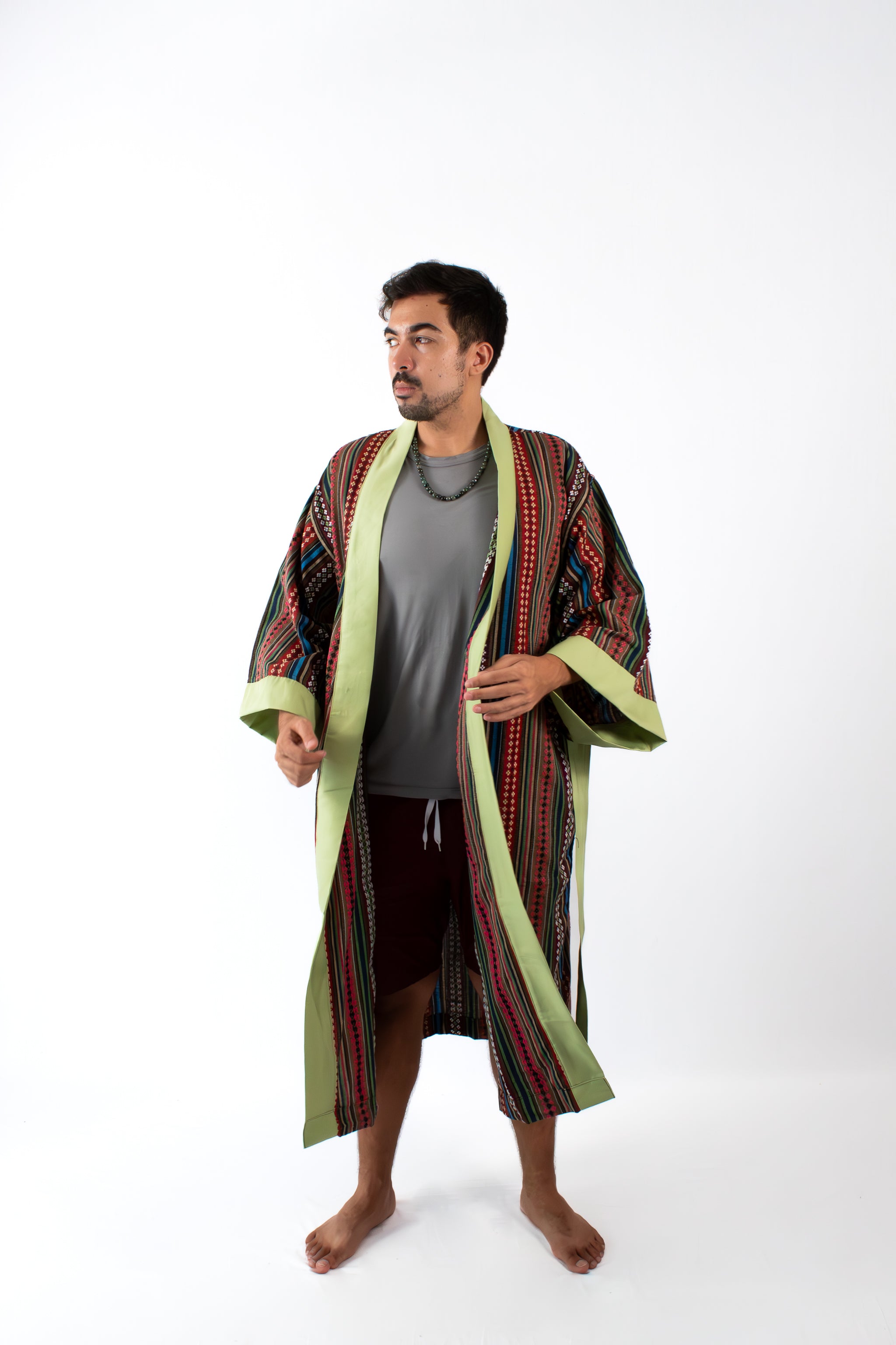 ✦ Quiapo-Wandbild – Philippinischer ethnischer Kimono mit lebendigem gewebtem Kreuzmuster