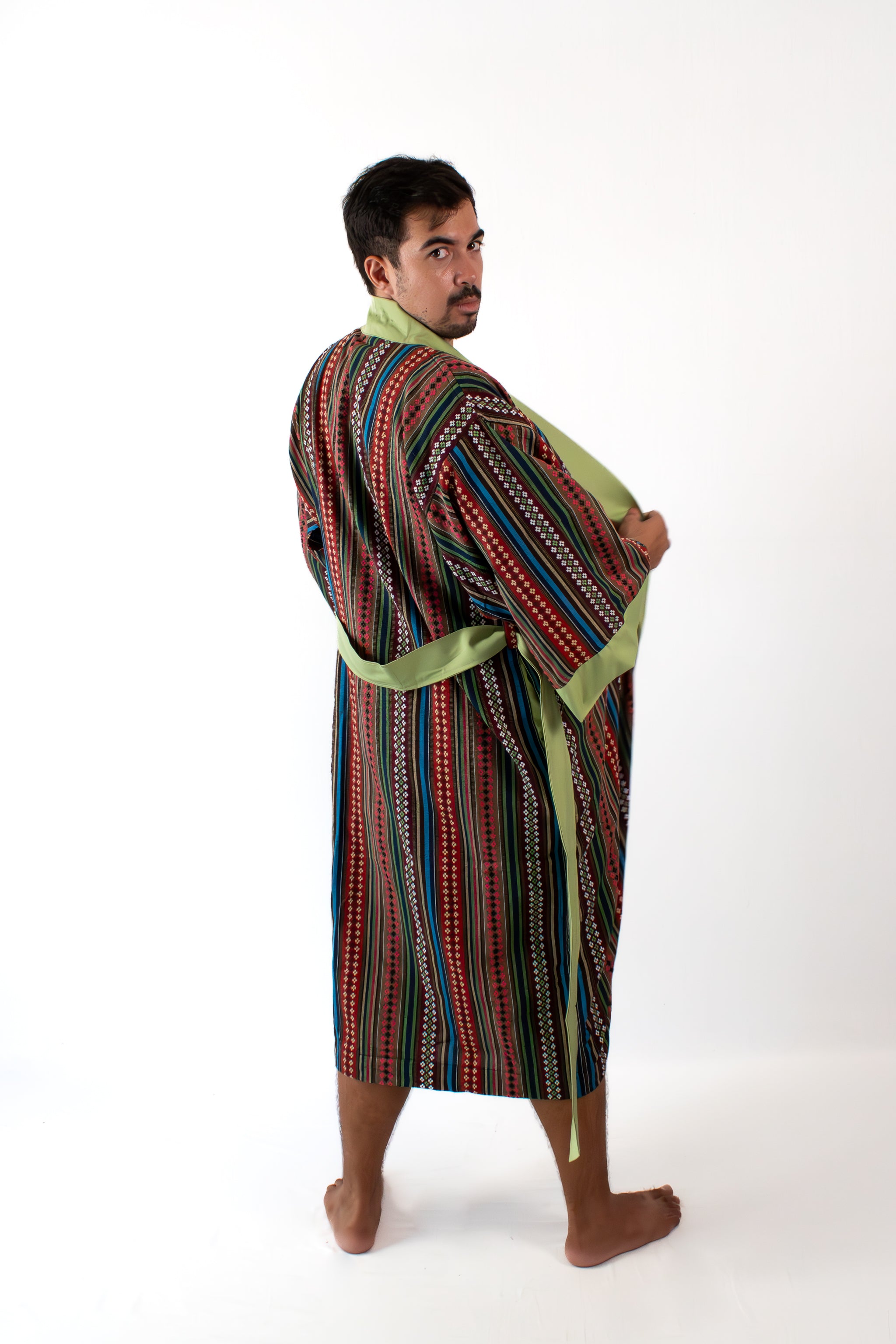 ✦ Quiapo-Wandbild – Philippinischer ethnischer Kimono mit lebendigem gewebtem Kreuzmuster