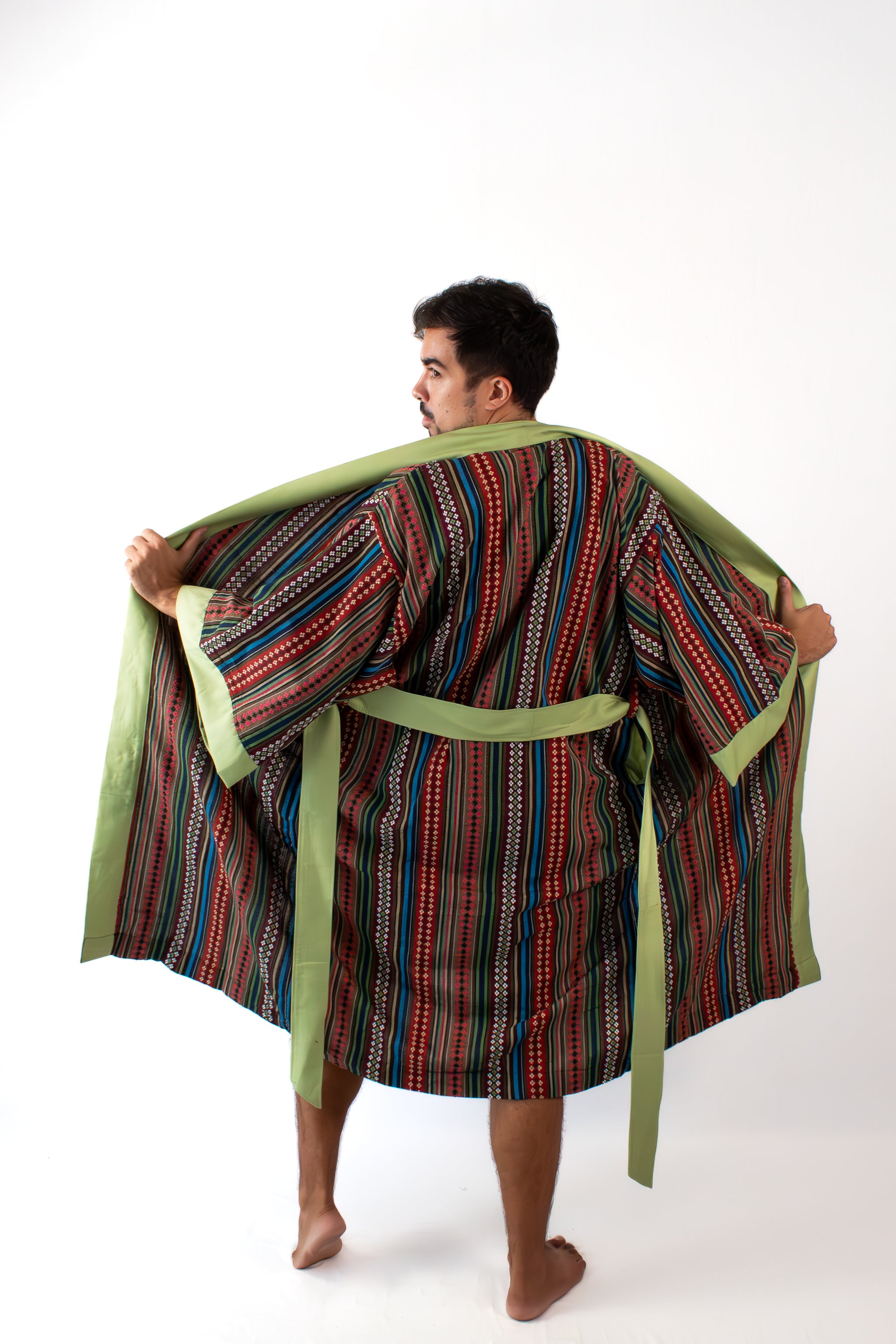✦ Quiapo-Wandbild – Philippinischer ethnischer Kimono mit lebendigem gewebtem Kreuzmuster