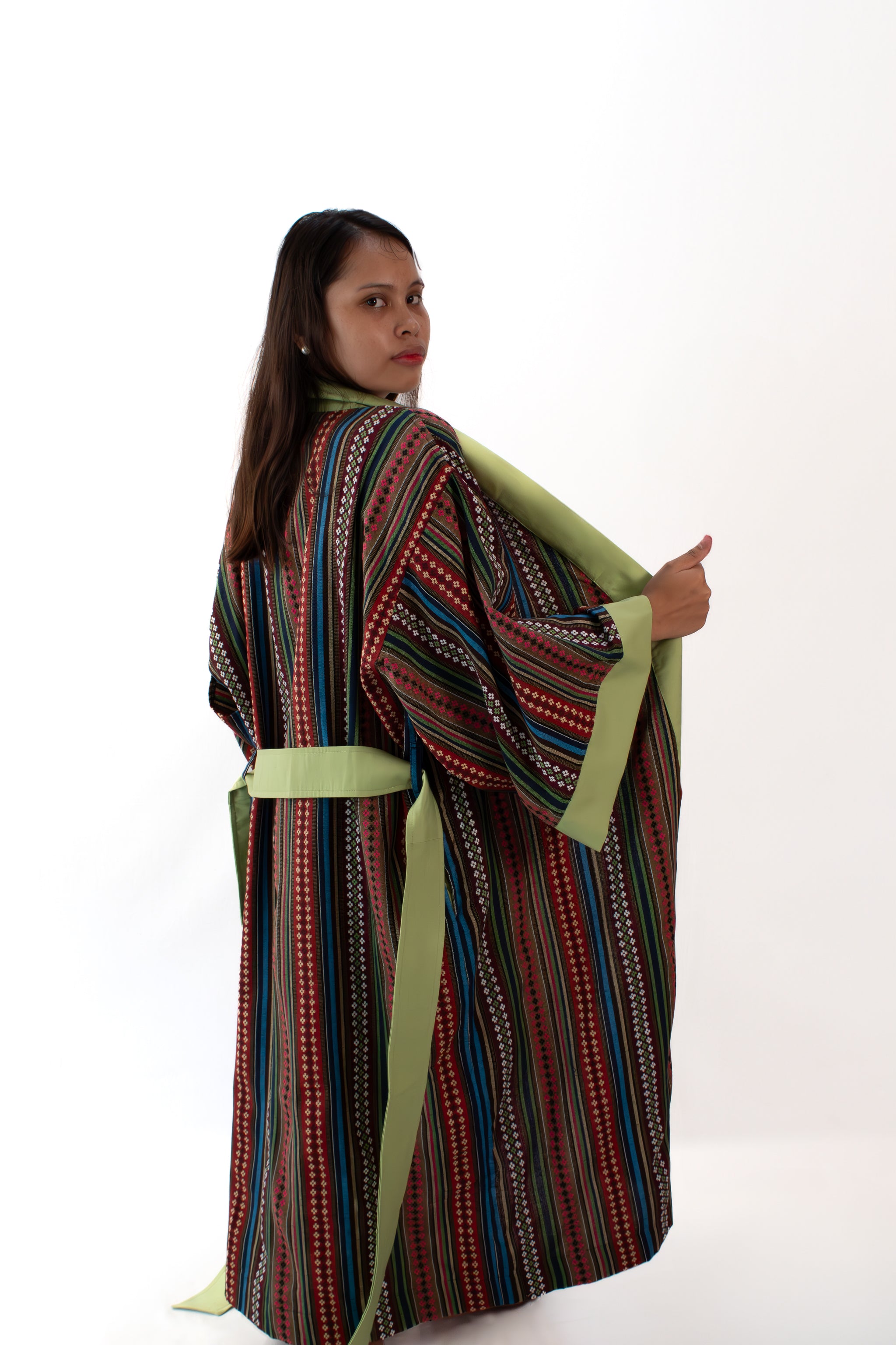 ✦ Quiapo-Wandbild – Philippinischer ethnischer Kimono mit lebendigem gewebtem Kreuzmuster
