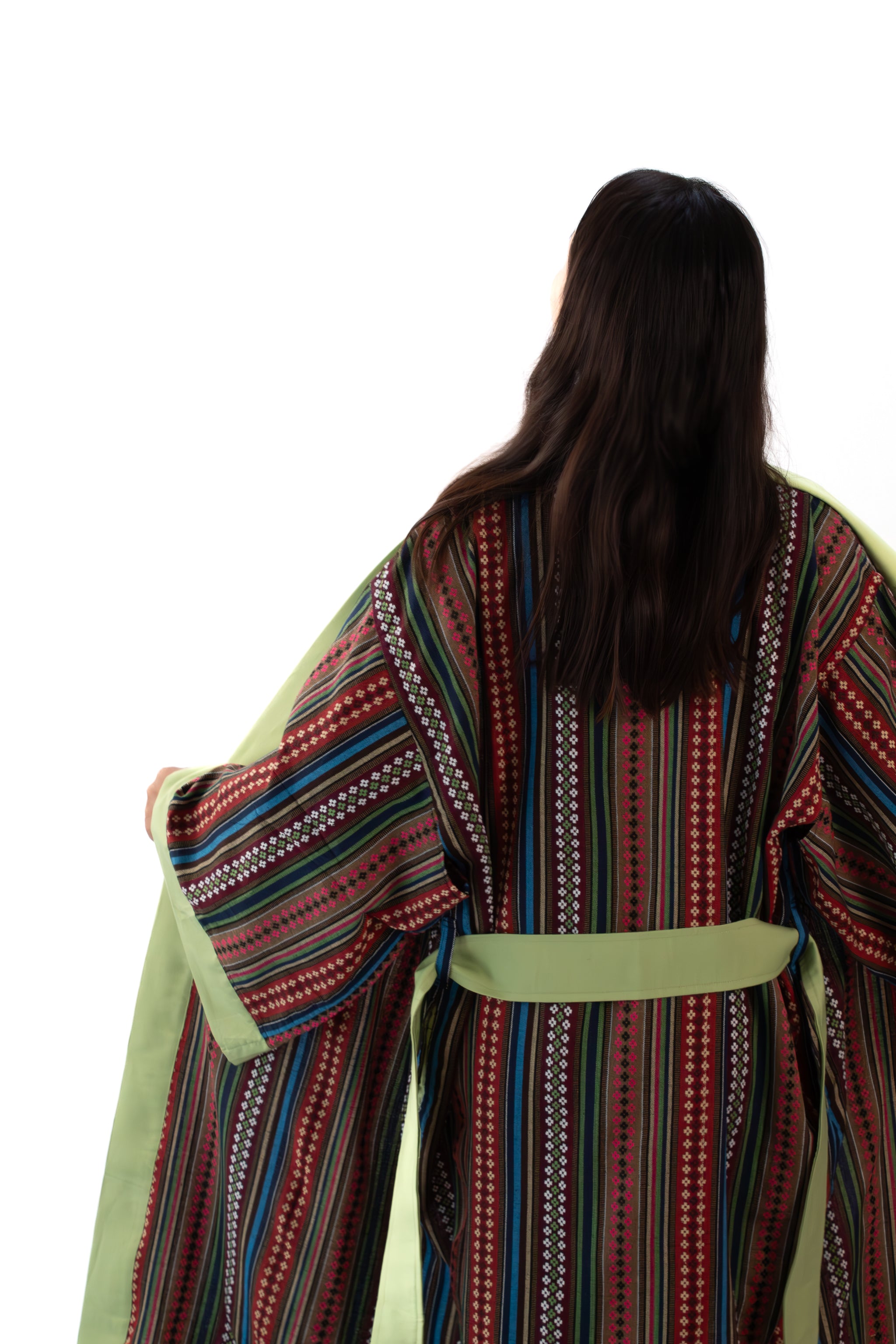 ✦ Quiapo-Wandbild – Philippinischer ethnischer Kimono mit lebendigem gewebtem Kreuzmuster