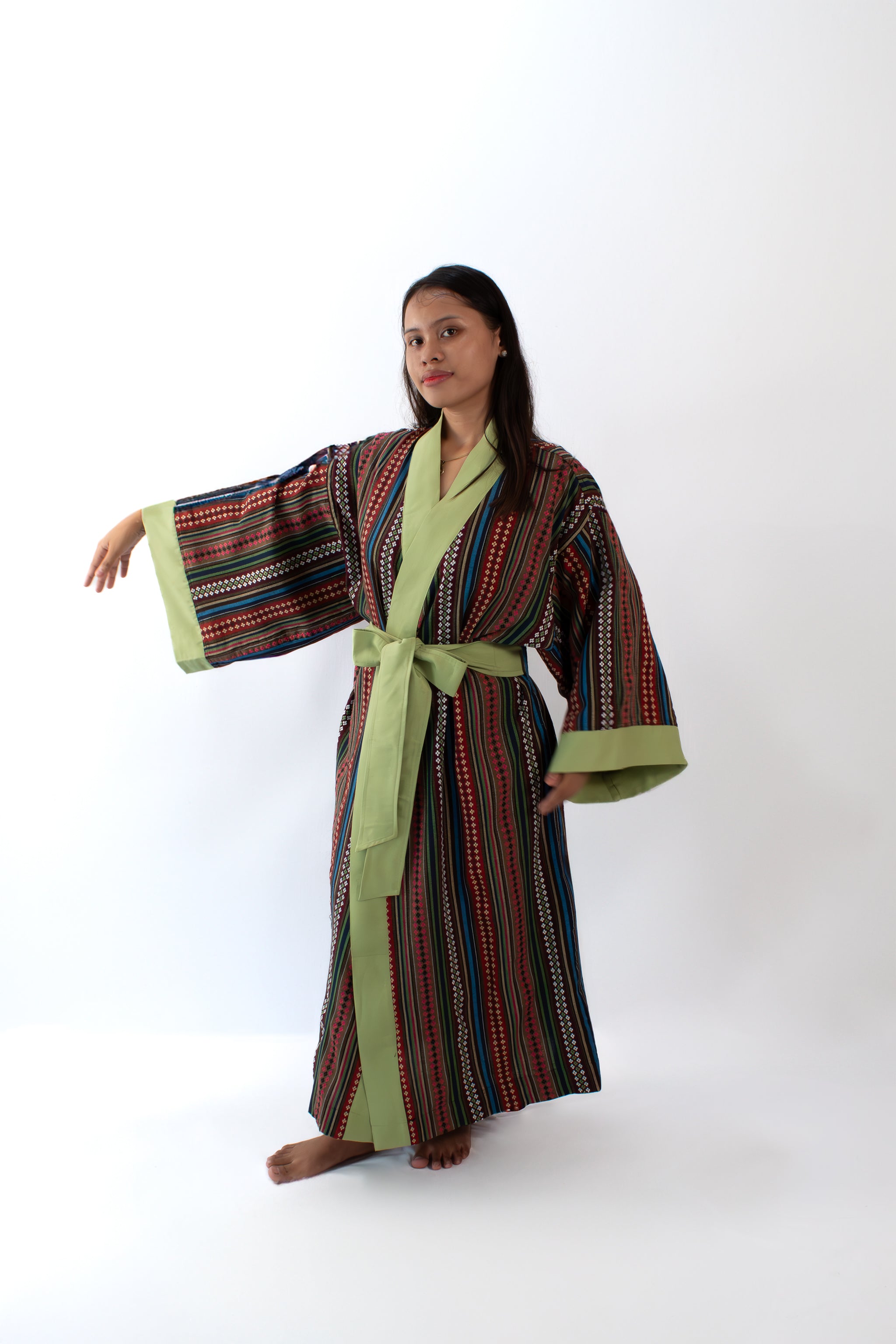 ✦ Quiapo-Wandbild – Philippinischer ethnischer Kimono mit lebendigem gewebtem Kreuzmuster