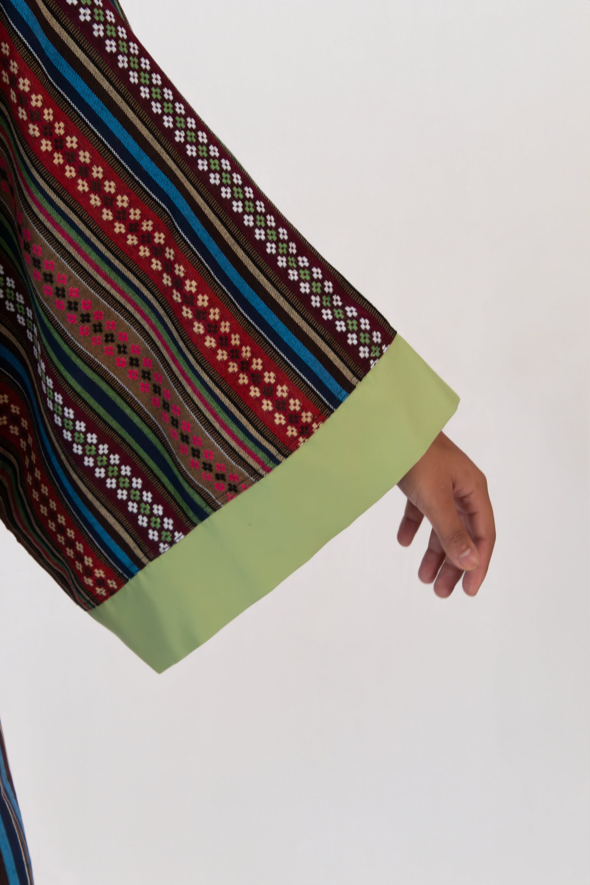 ✦ Quiapo-Wandbild – Philippinischer ethnischer Kimono mit lebendigem gewebtem Kreuzmuster