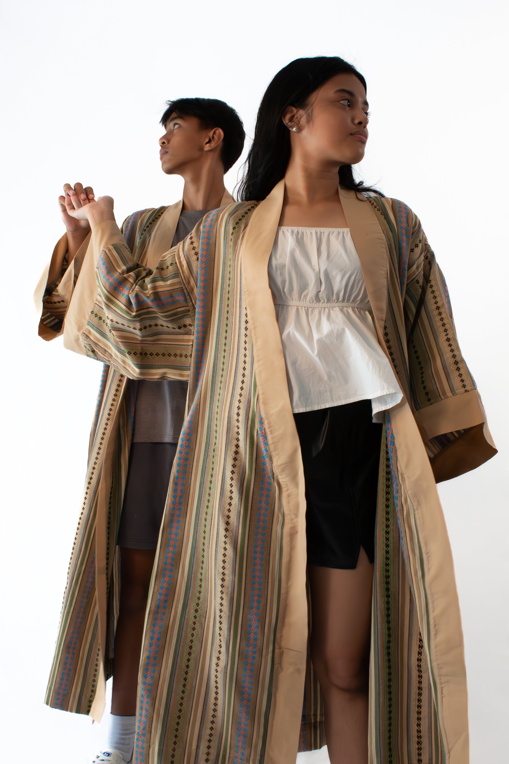 ✦ Quiapo Canvas – breiter und eleganter ethnischer Kimono in Beige mit gewebten Kreuzmustern