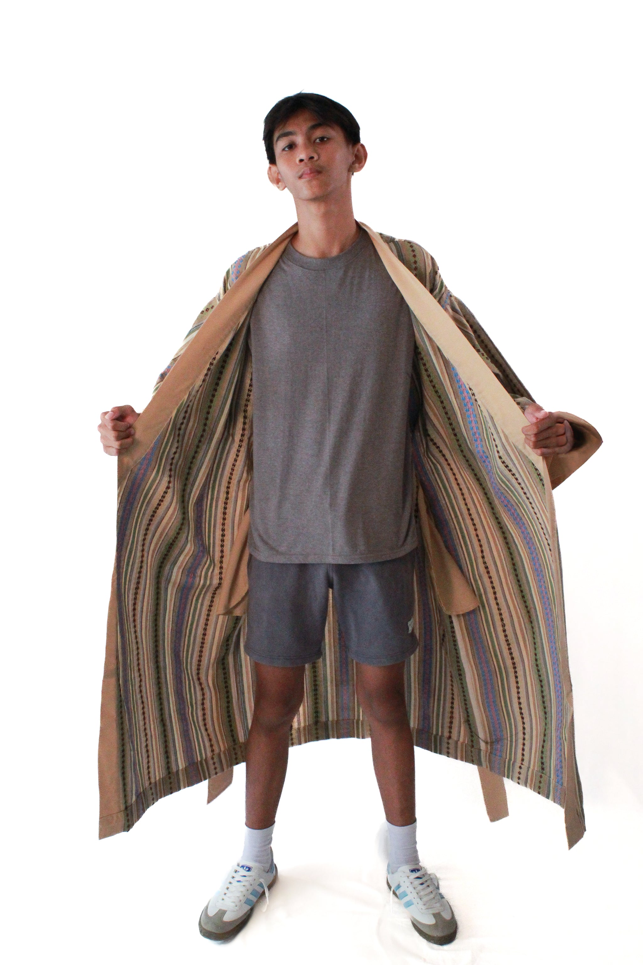✦ Quiapo Canvas – breiter und eleganter ethnischer Kimono in Beige mit gewebten Kreuzmustern