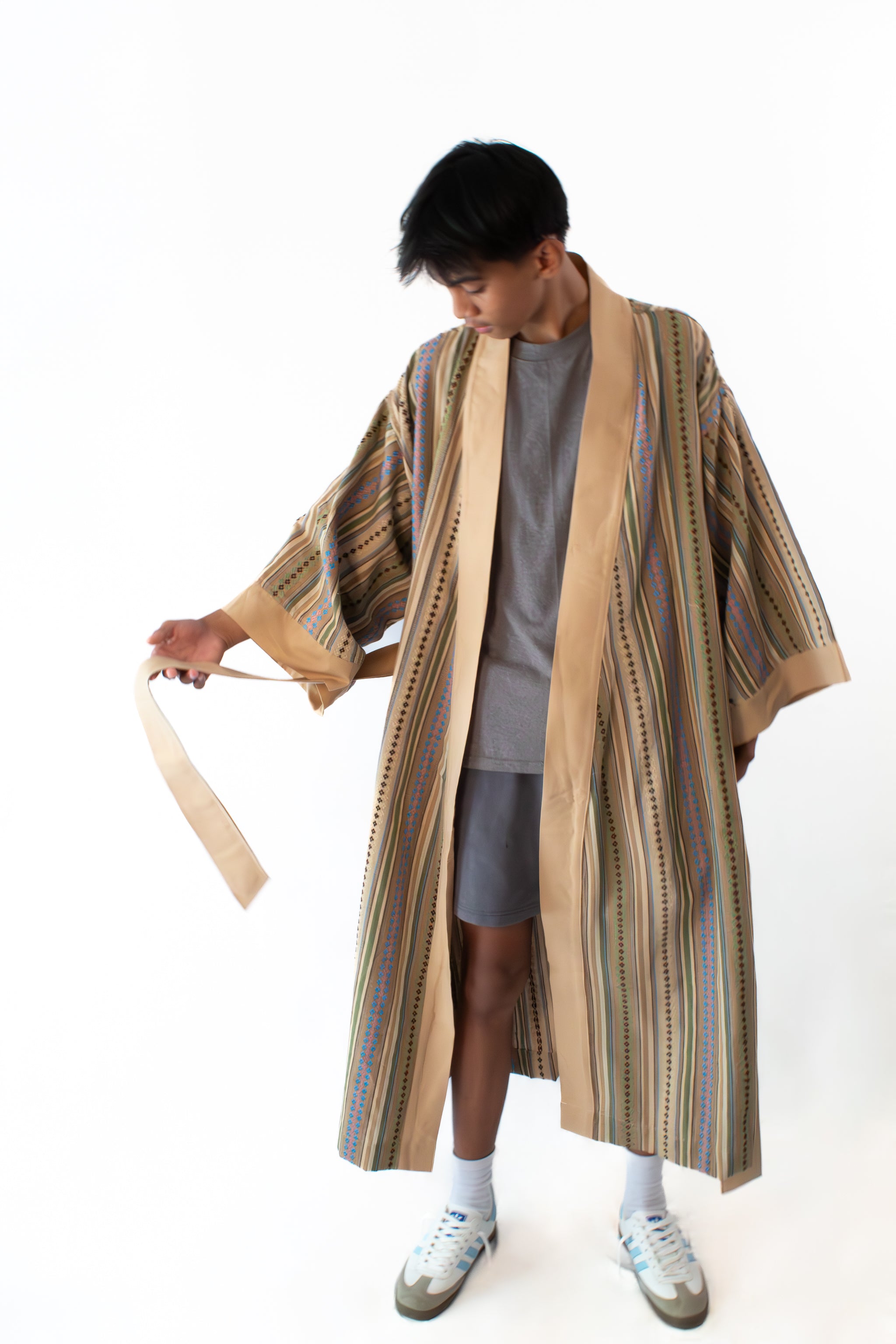 ✦ Quiapo Canvas – breiter und eleganter ethnischer Kimono in Beige mit gewebten Kreuzmustern