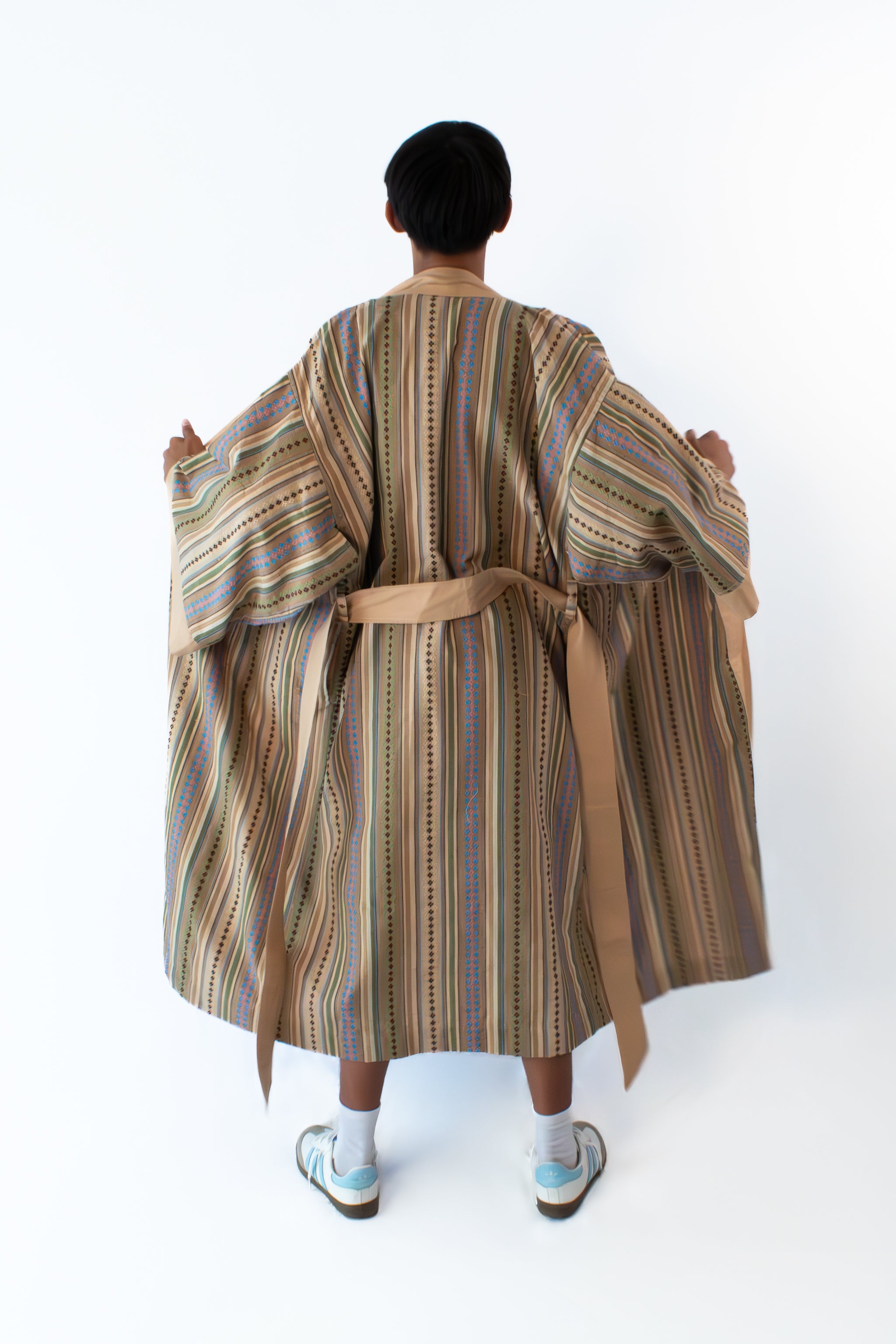 ✦ Quiapo Canvas – breiter und eleganter ethnischer Kimono in Beige mit gewebten Kreuzmustern