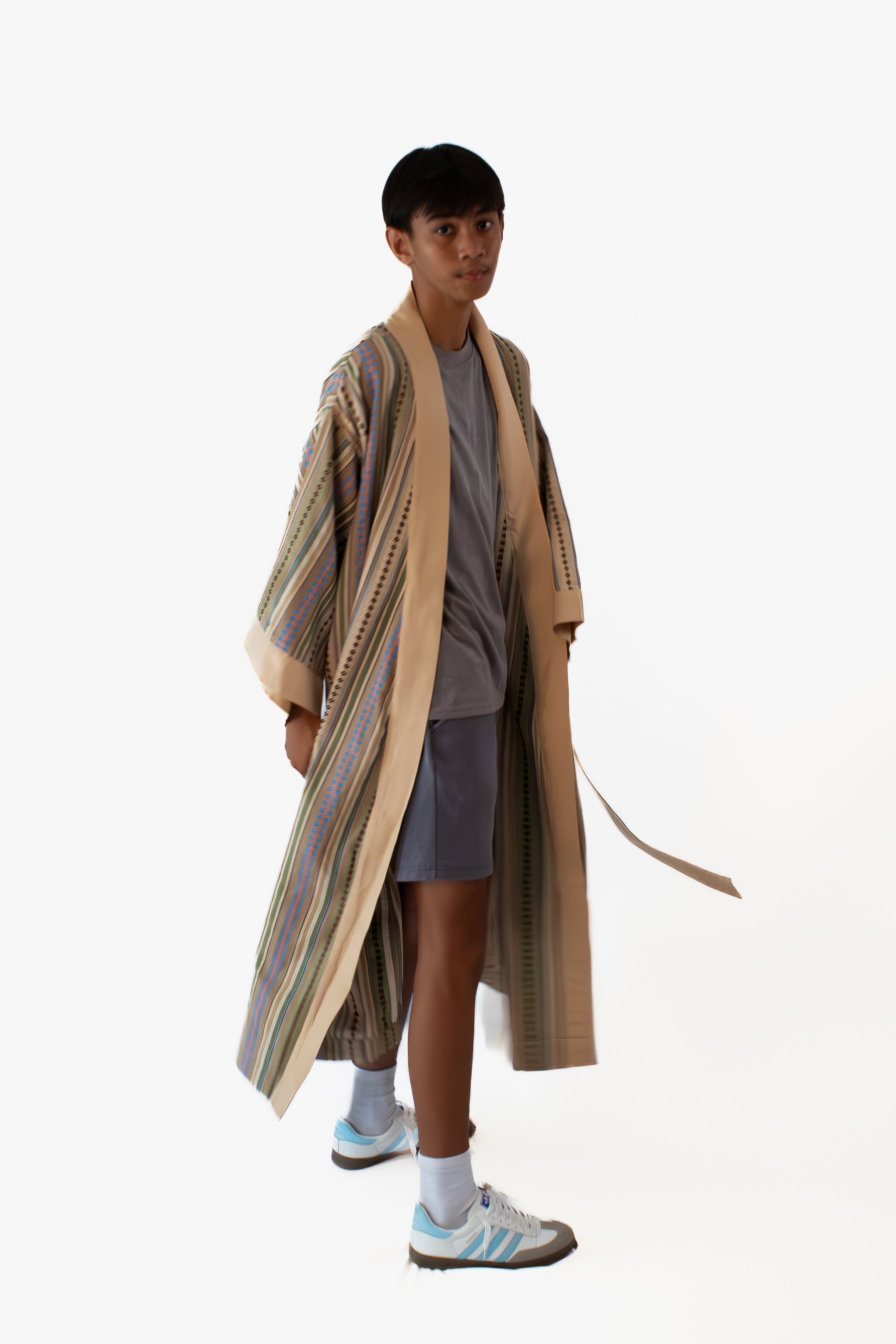 ✦ Quiapo Canvas – breiter und eleganter ethnischer Kimono in Beige mit gewebten Kreuzmustern