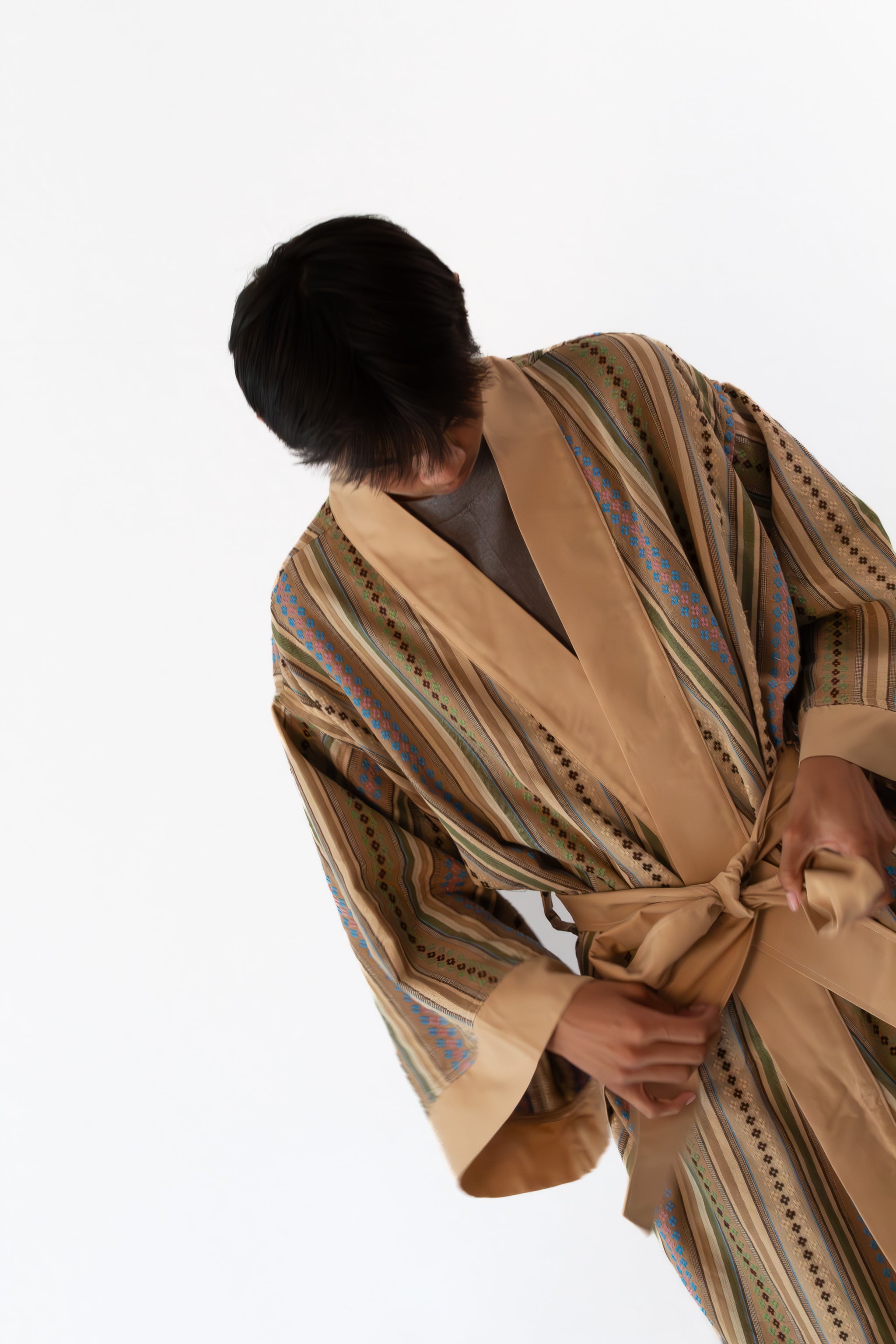 ✦ Quiapo Canvas – breiter und eleganter ethnischer Kimono in Beige mit gewebten Kreuzmustern
