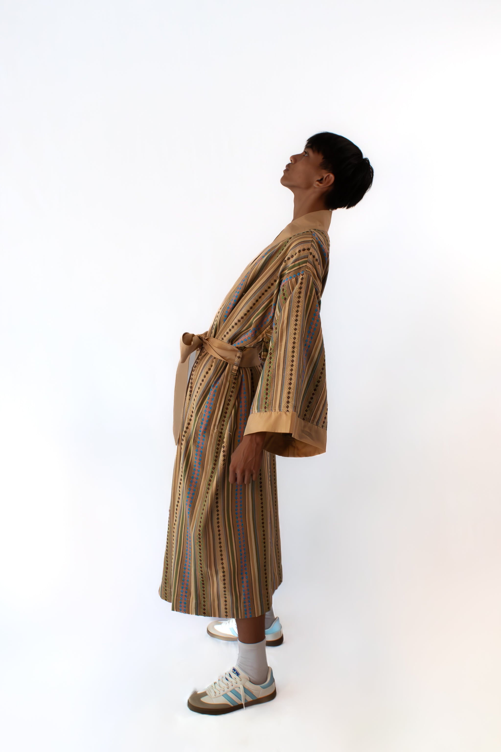 ✦ Quiapo Canvas – breiter und eleganter ethnischer Kimono in Beige mit gewebten Kreuzmustern