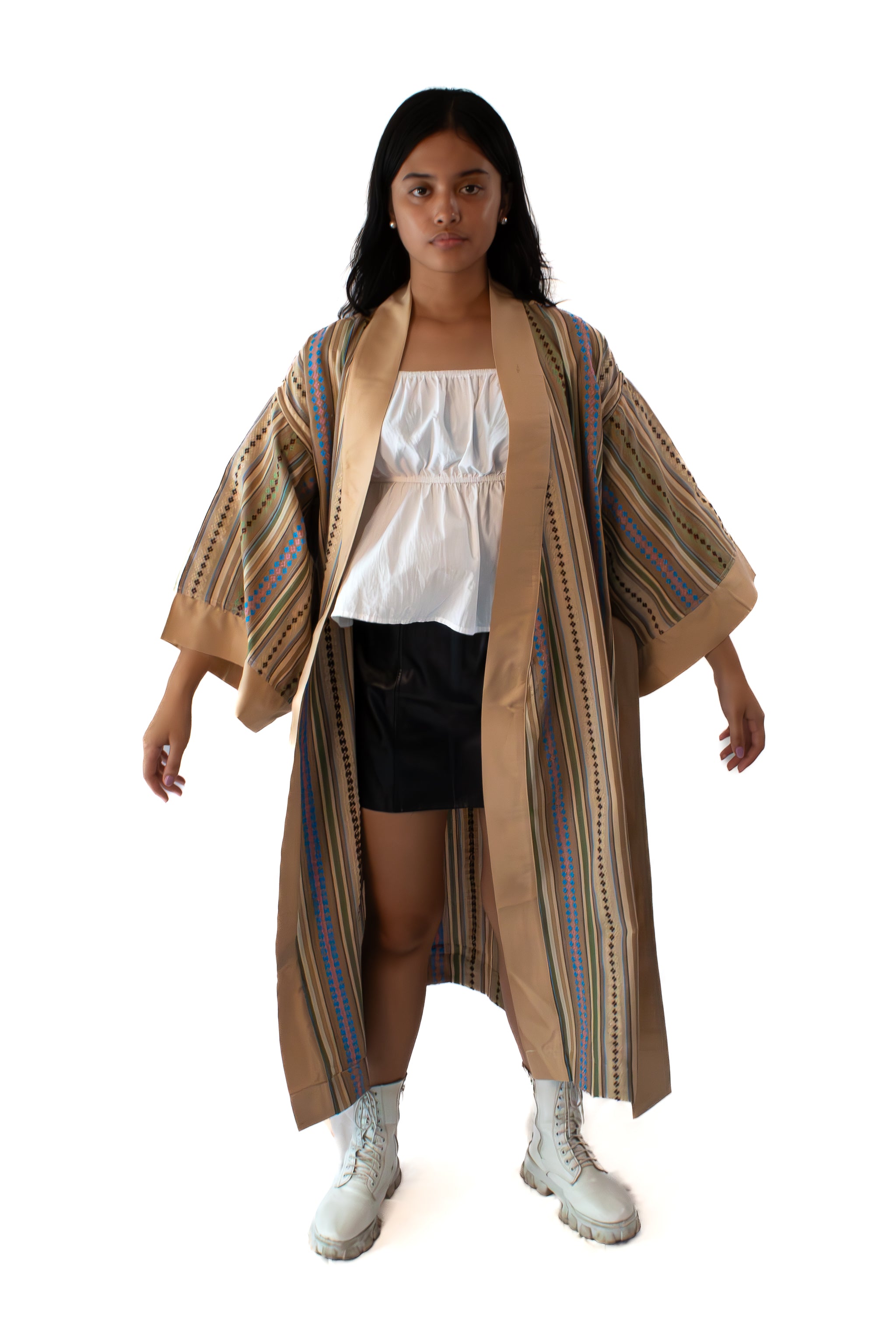 ✦ Quiapo Canvas – breiter und eleganter ethnischer Kimono in Beige mit gewebten Kreuzmustern