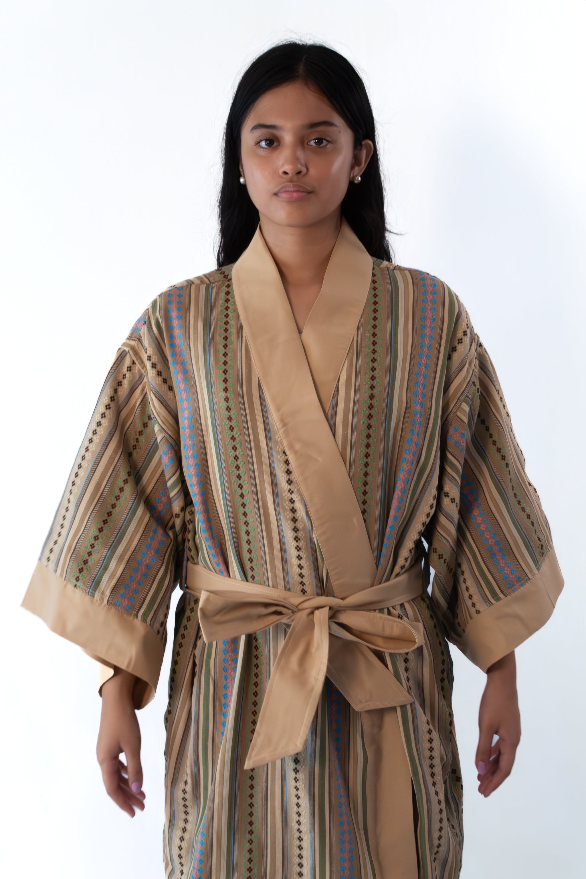 ✦ Quiapo Canvas – breiter und eleganter ethnischer Kimono in Beige mit gewebten Kreuzmustern