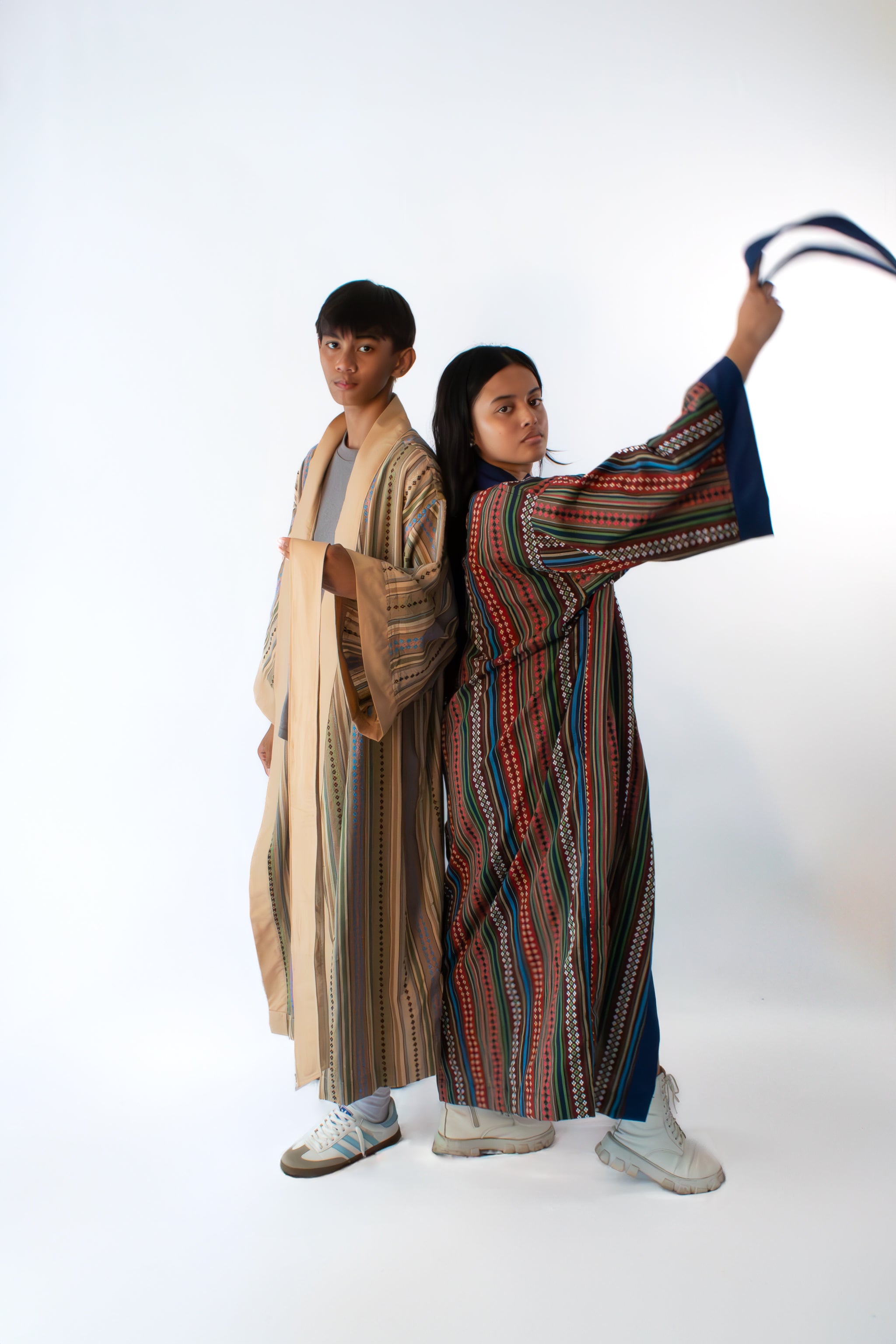 ✦ Quiapo Canvas – breiter und eleganter ethnischer Kimono in Beige mit gewebten Kreuzmustern