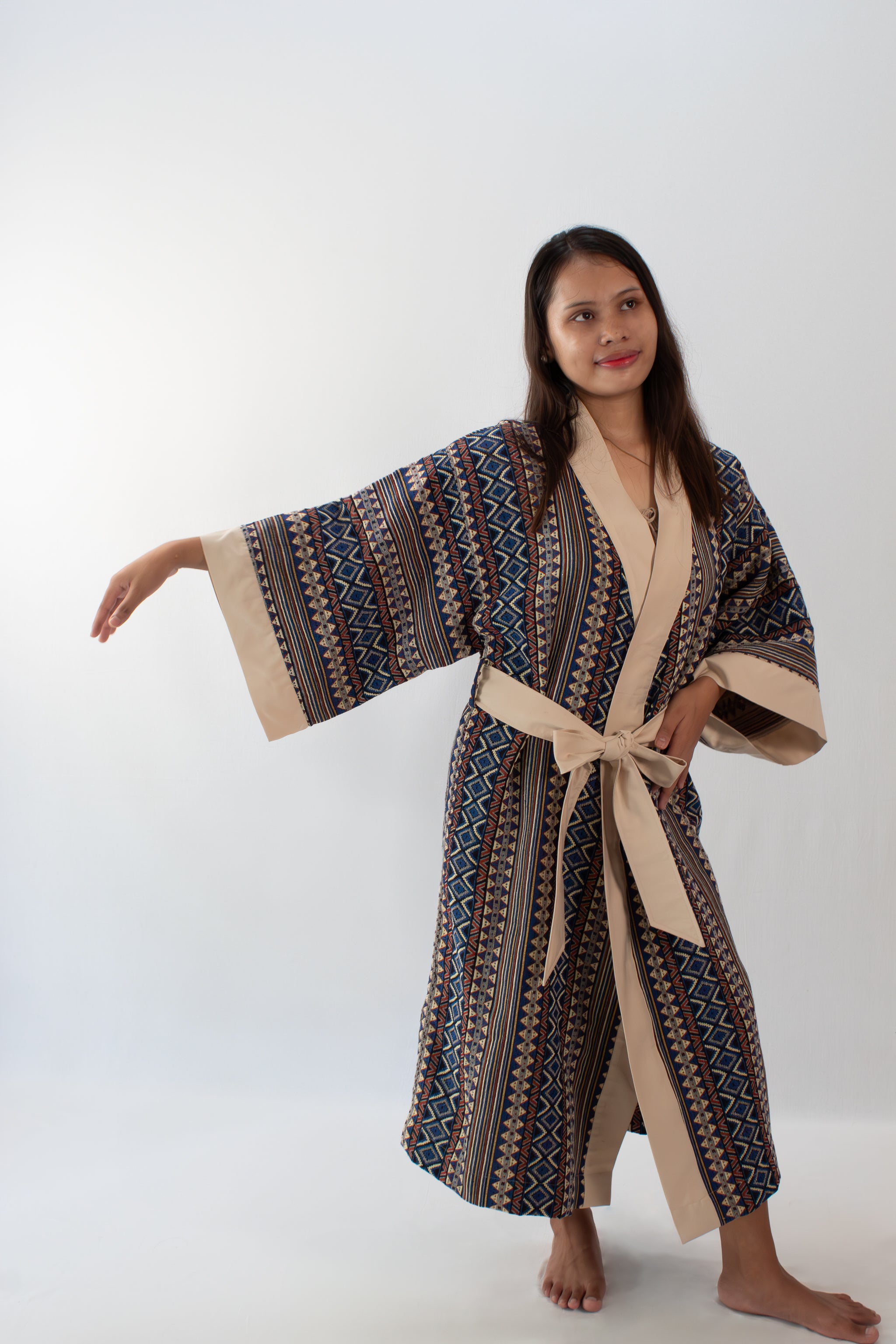 ✦ Ethnischer blauer gewebter Kimono – „Bughaw Bundok“