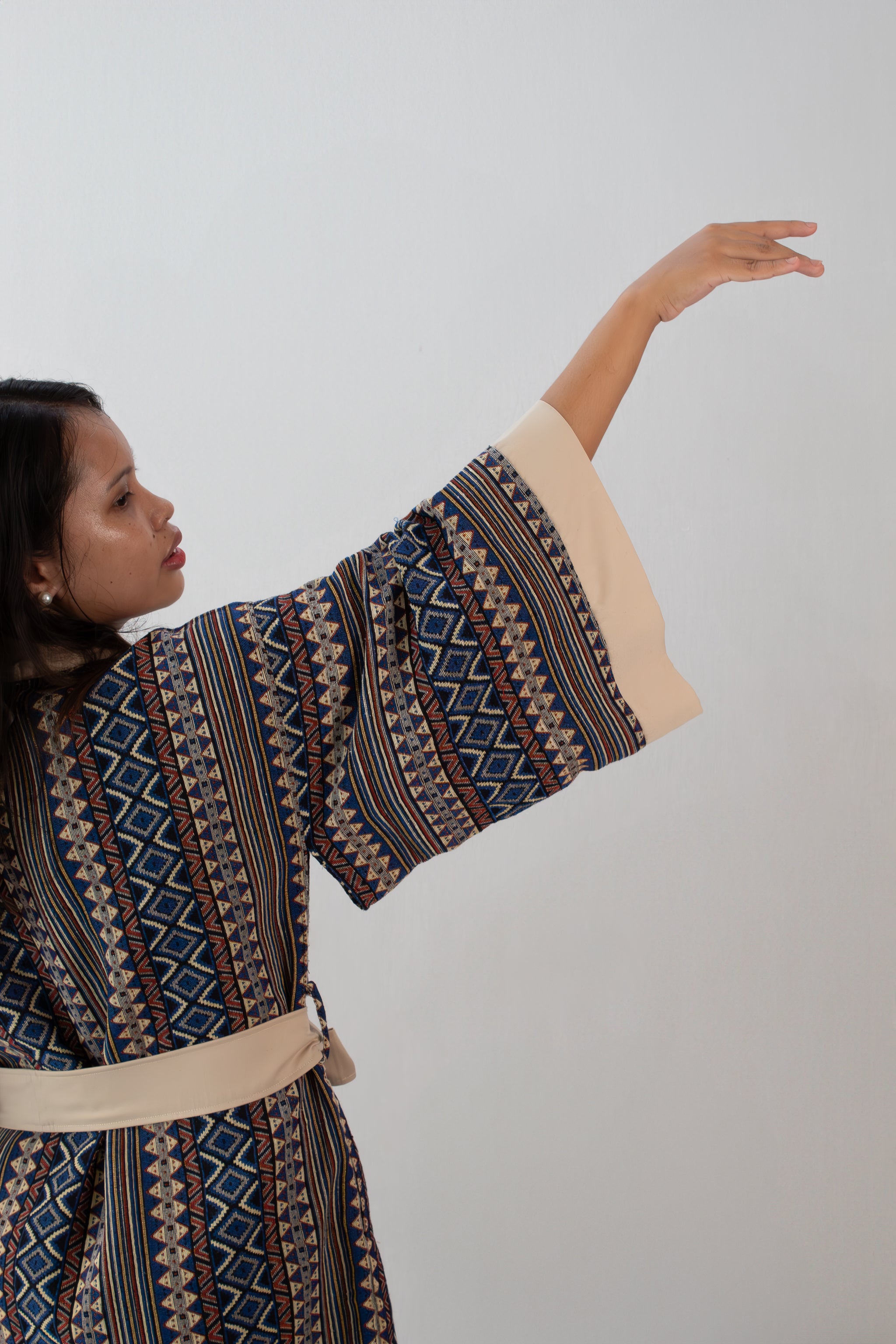 ✦ Ethnischer blauer gewebter Kimono – „Bughaw Bundok“