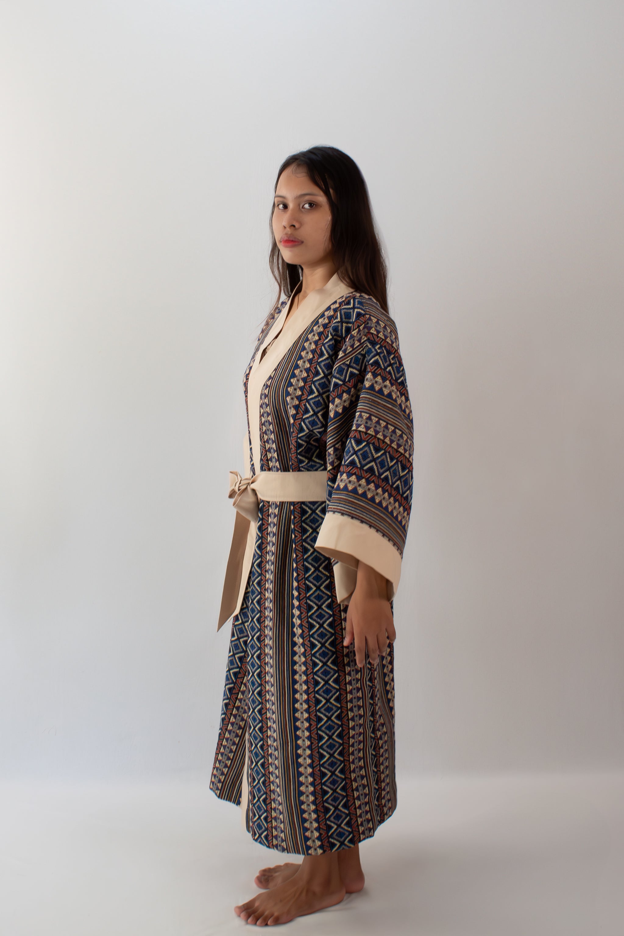 ✦ Ethnischer blauer gewebter Kimono – „Bughaw Bundok“