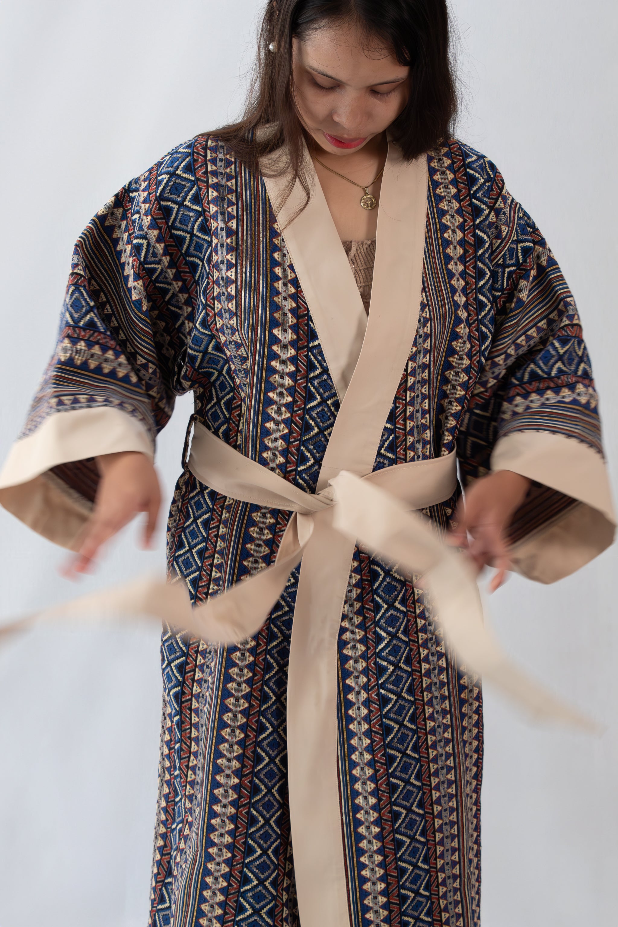 ✦ Ethnischer blauer gewebter Kimono – „Bughaw Bundok“