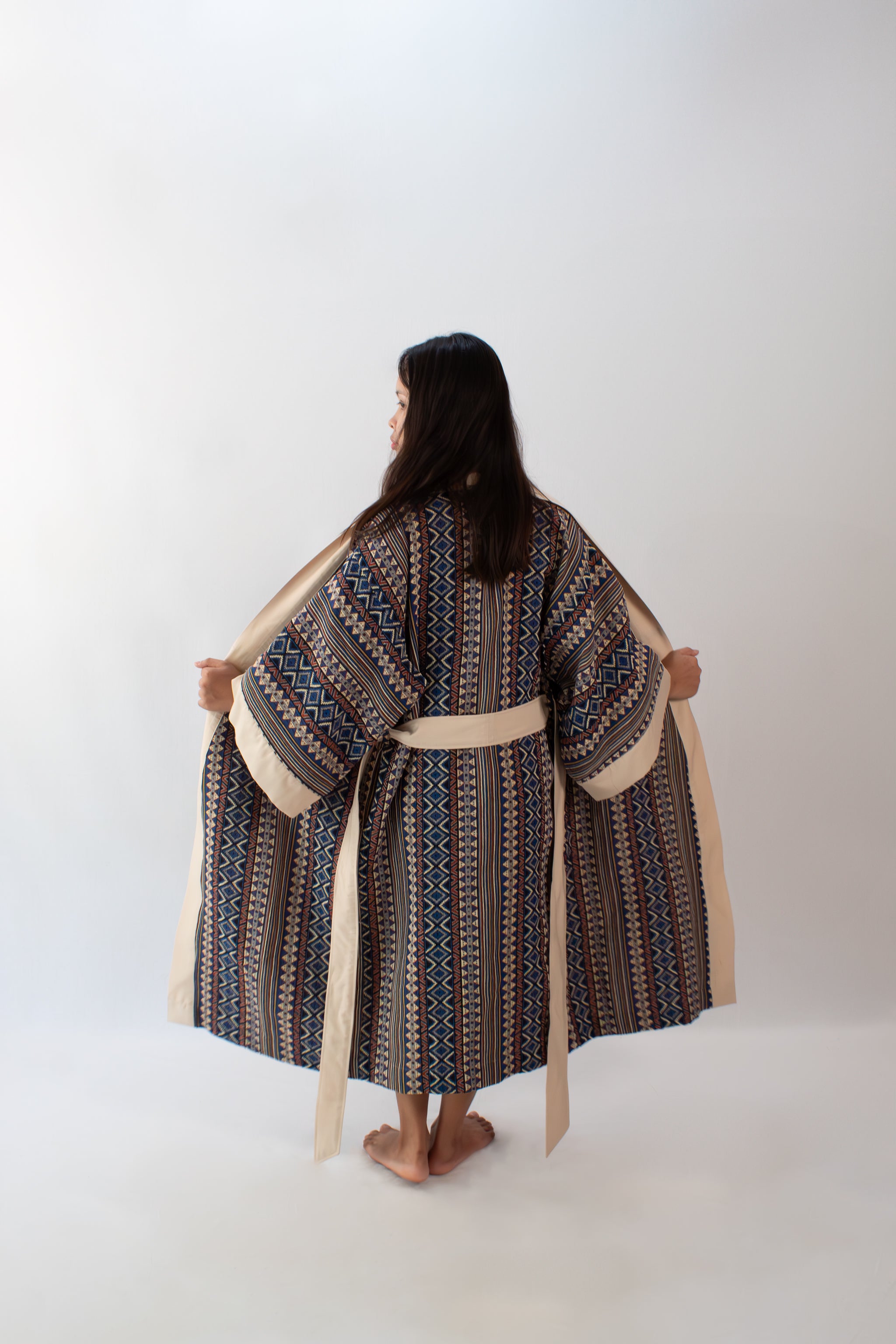 ✦ Ethnischer blauer gewebter Kimono – „Bughaw Bundok“