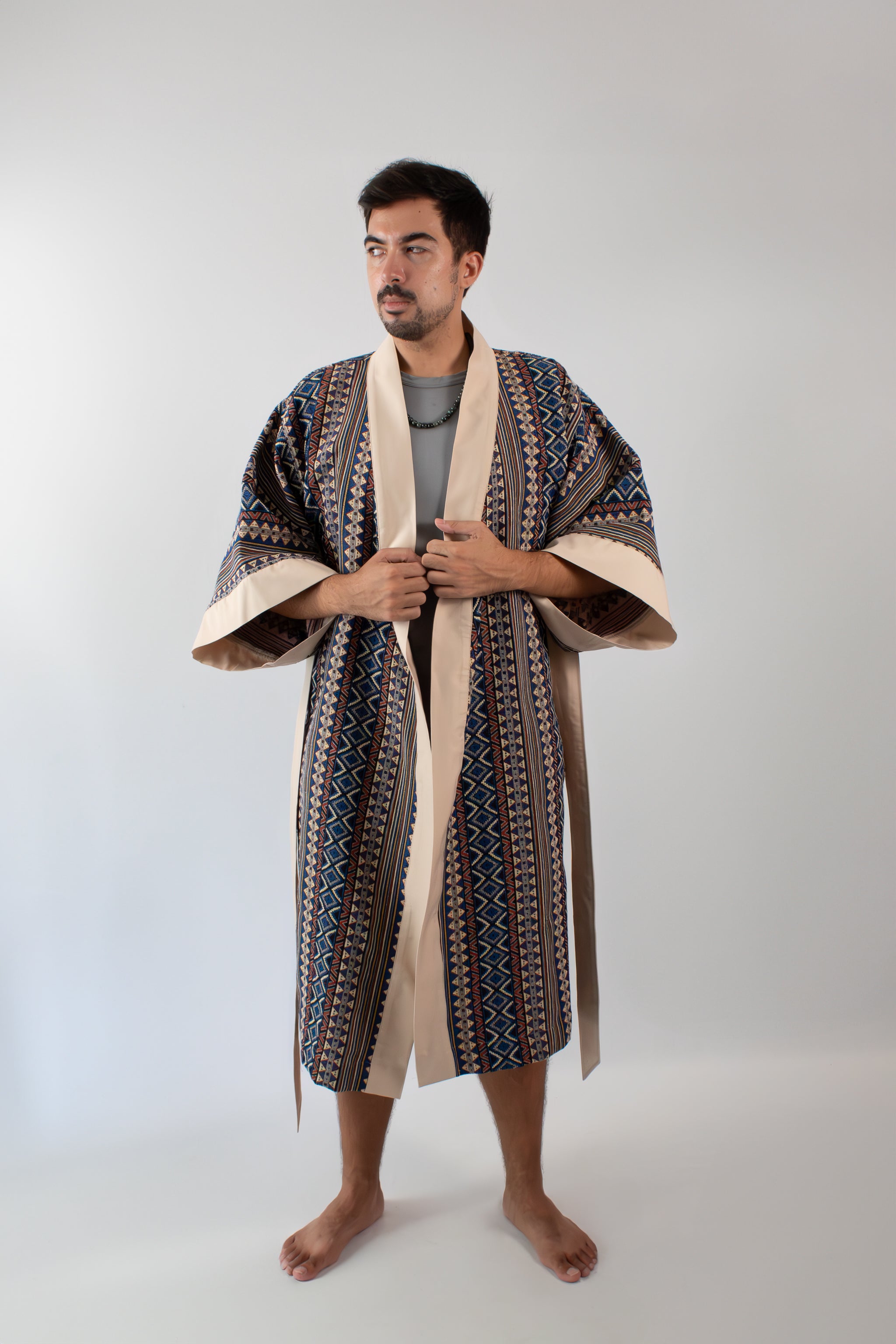 ✦ Ethnischer blauer gewebter Kimono – „Bughaw Bundok“
