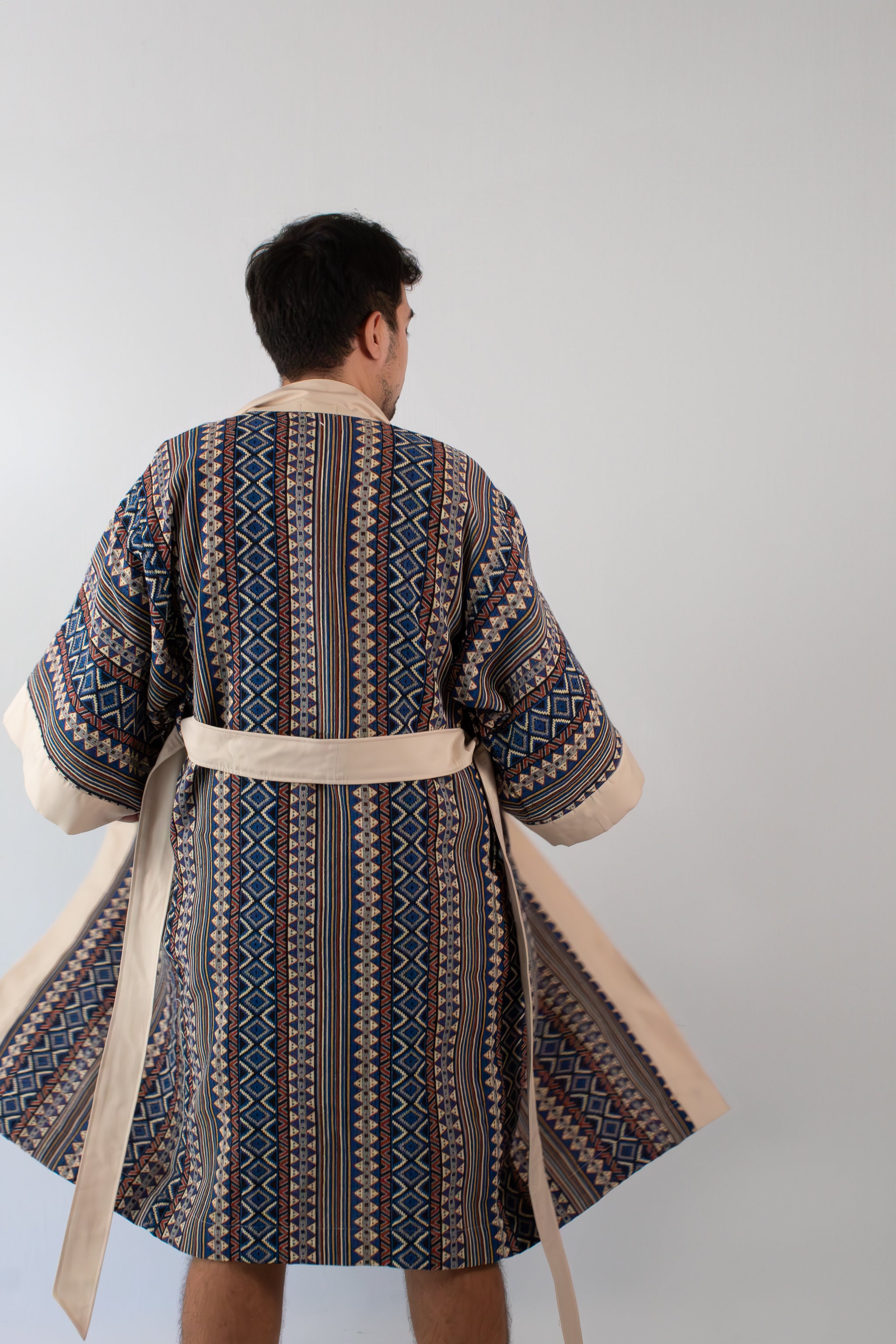 ✦ Ethnischer blauer gewebter Kimono – „Bughaw Bundok“