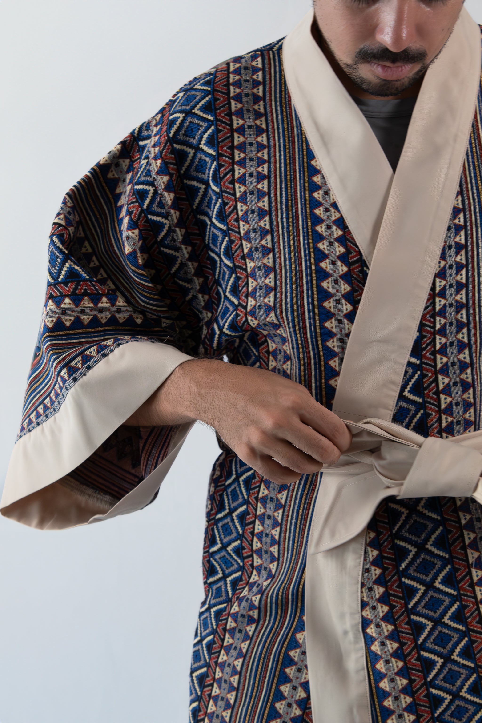 ✦ Ethnischer blauer gewebter Kimono – „Bughaw Bundok“