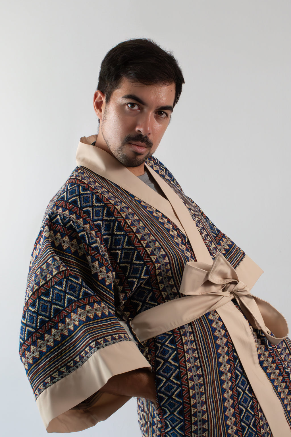 ✦ Ethnischer blauer gewebter Kimono – „Bughaw Bundok“