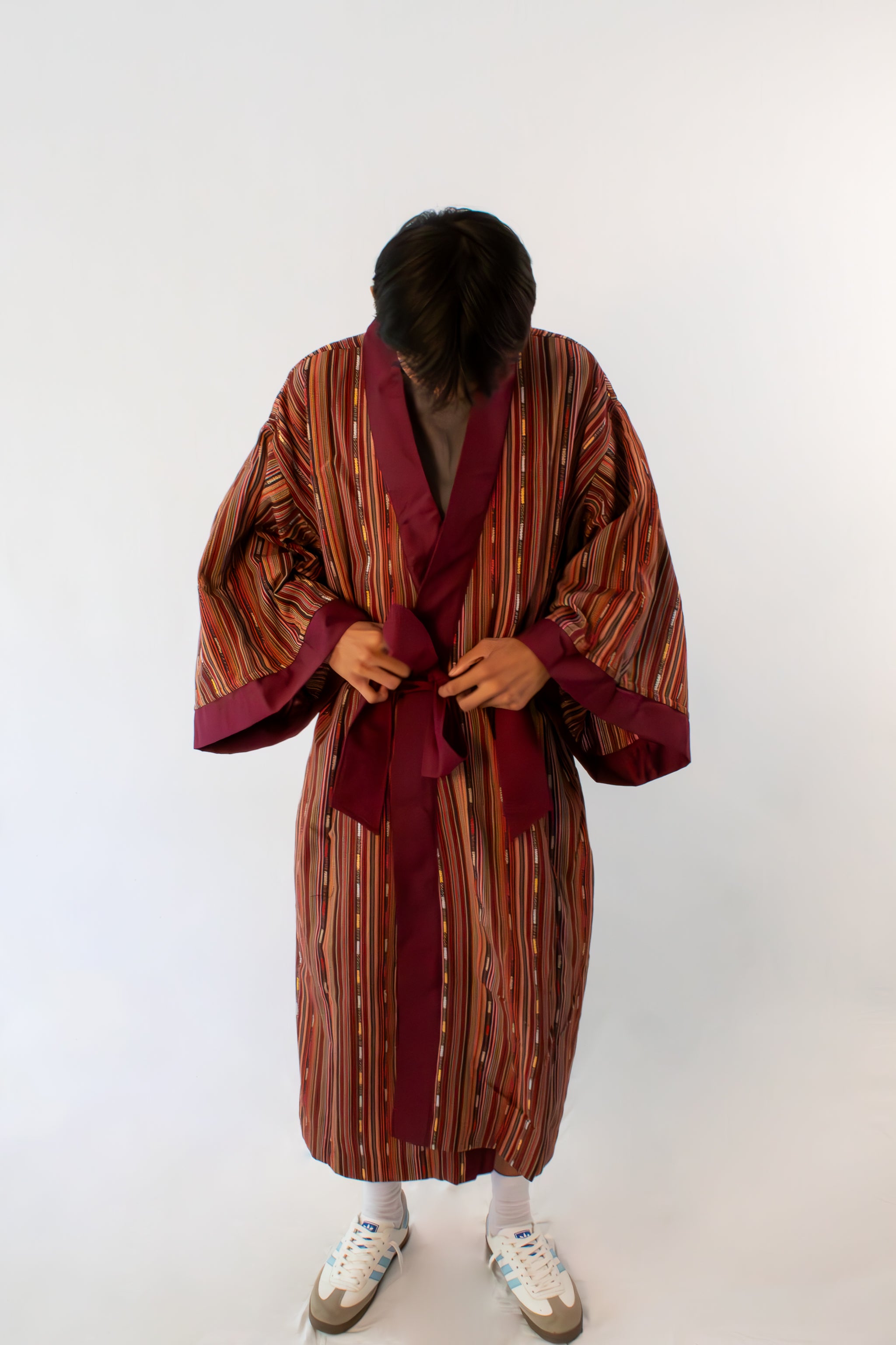 ✦ Ethno-gestreifter Kimono – „Daan Maroon“
