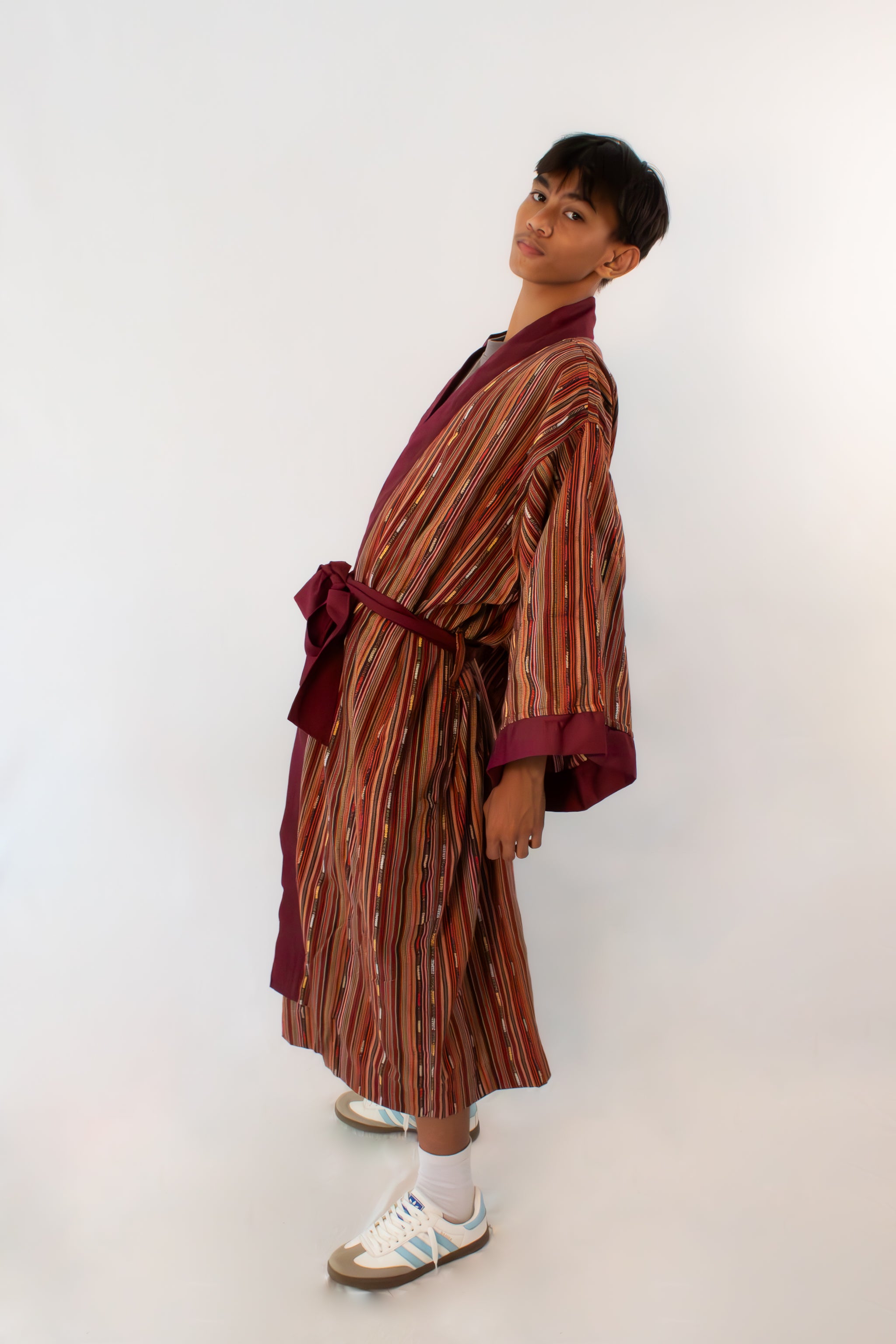 ✦ Ethno-gestreifter Kimono – „Daan Maroon“