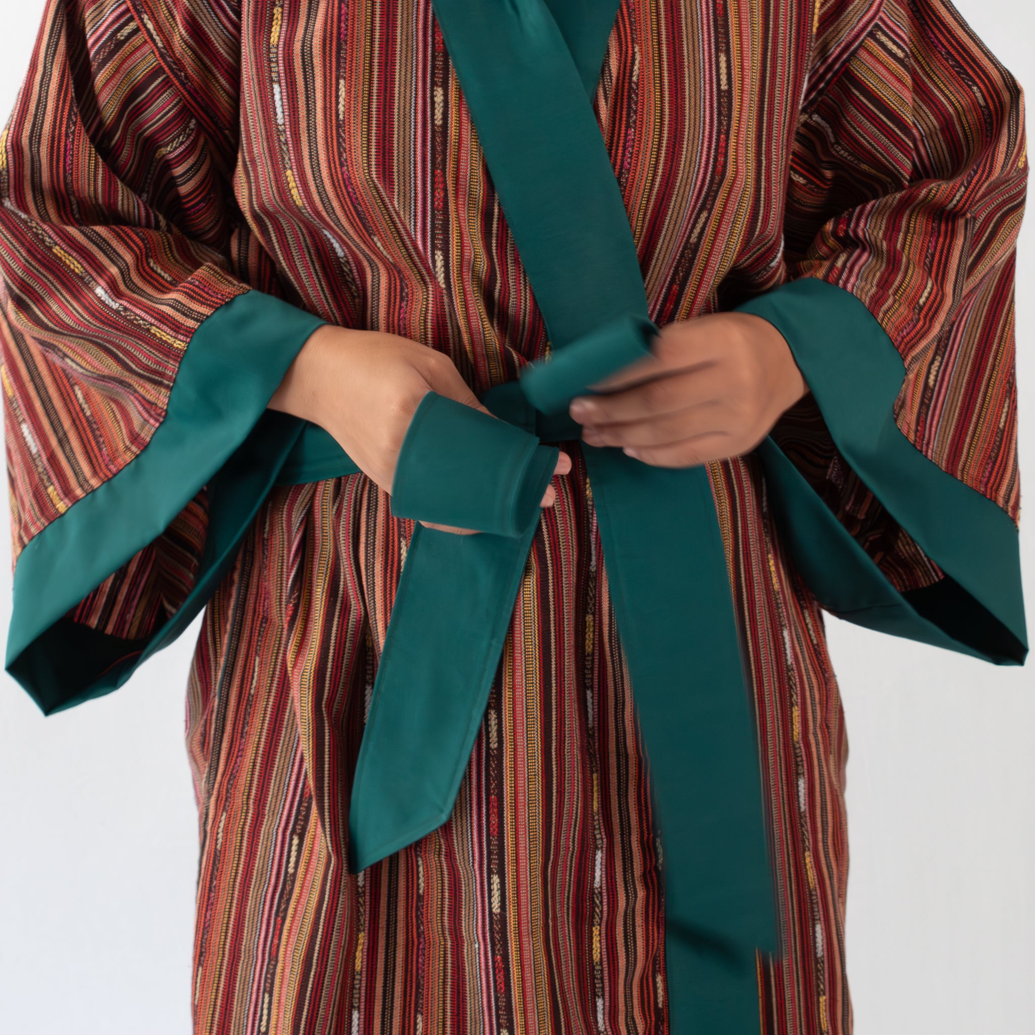 ✦ Ethno-gestreifter Kimono – „Daan Maroon“