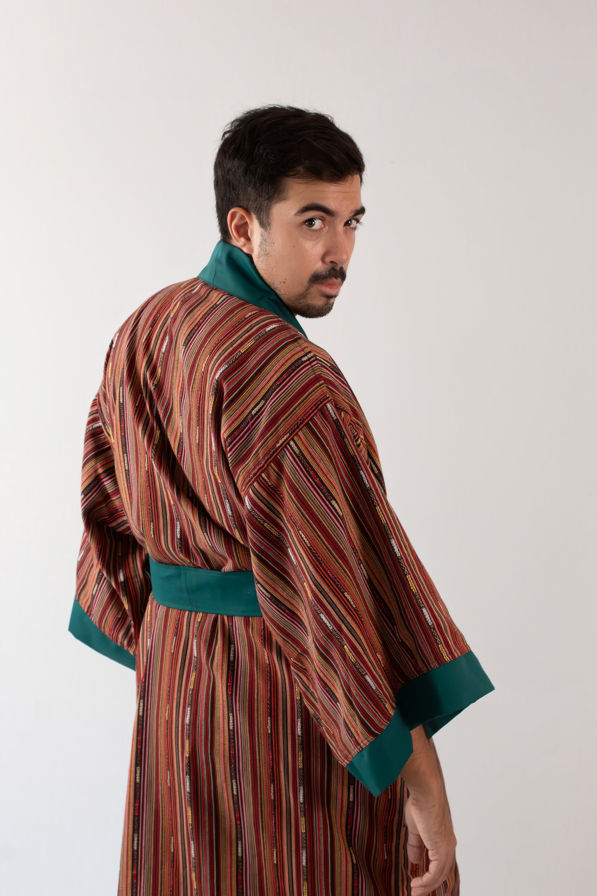 ✦ Ethno-gestreifter Kimono – „Daan Maroon“